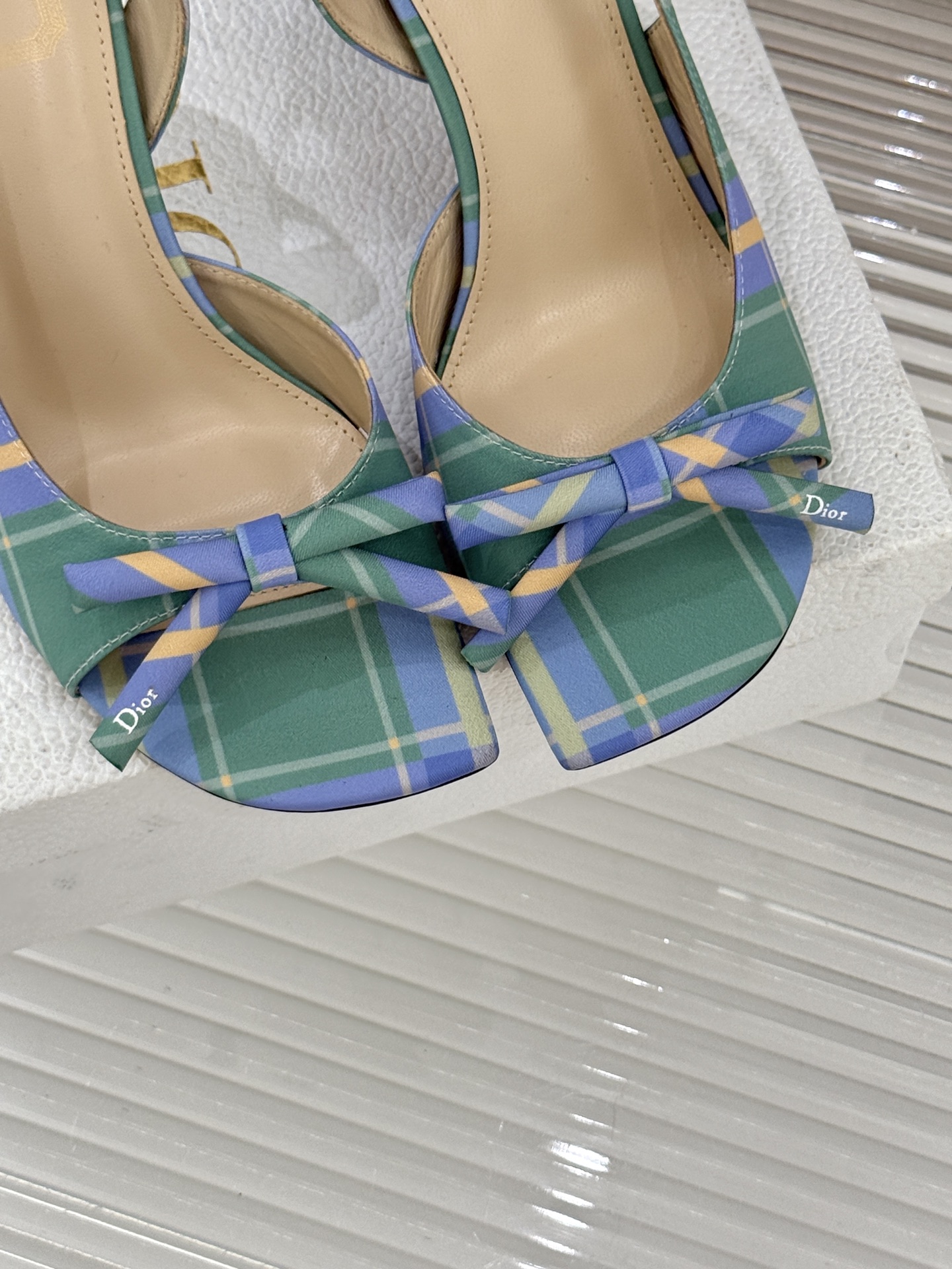 Dior/迪奥26WF早春新品蝴蝶结系列鱼嘴凉鞋当罗马阿尔巴尼别墅的早春晨光吻过迪奥工坊的缎面裁片这双凉