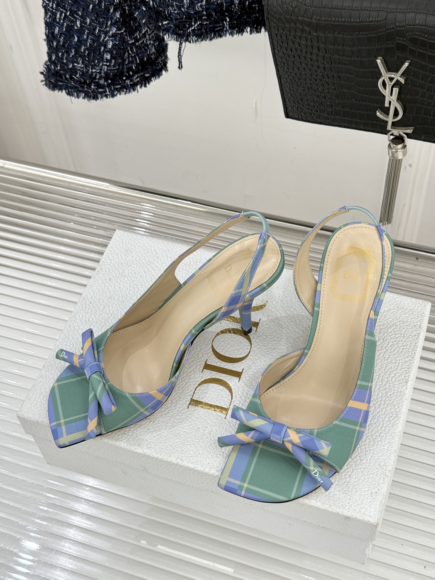 Dior/迪奥26WF早春新品蝴蝶结系列鱼嘴凉鞋当罗马阿尔巴尼别墅的早春晨光吻过迪奥工坊的缎面裁片这双凉