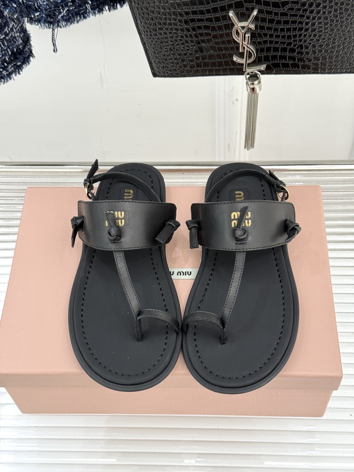 Miu Miu/缪缪26WF早春新品平底夹脚凉鞋当巴黎早春的风拂过塞纳河这双凉鞋携少女心事与叛逆风骨而来