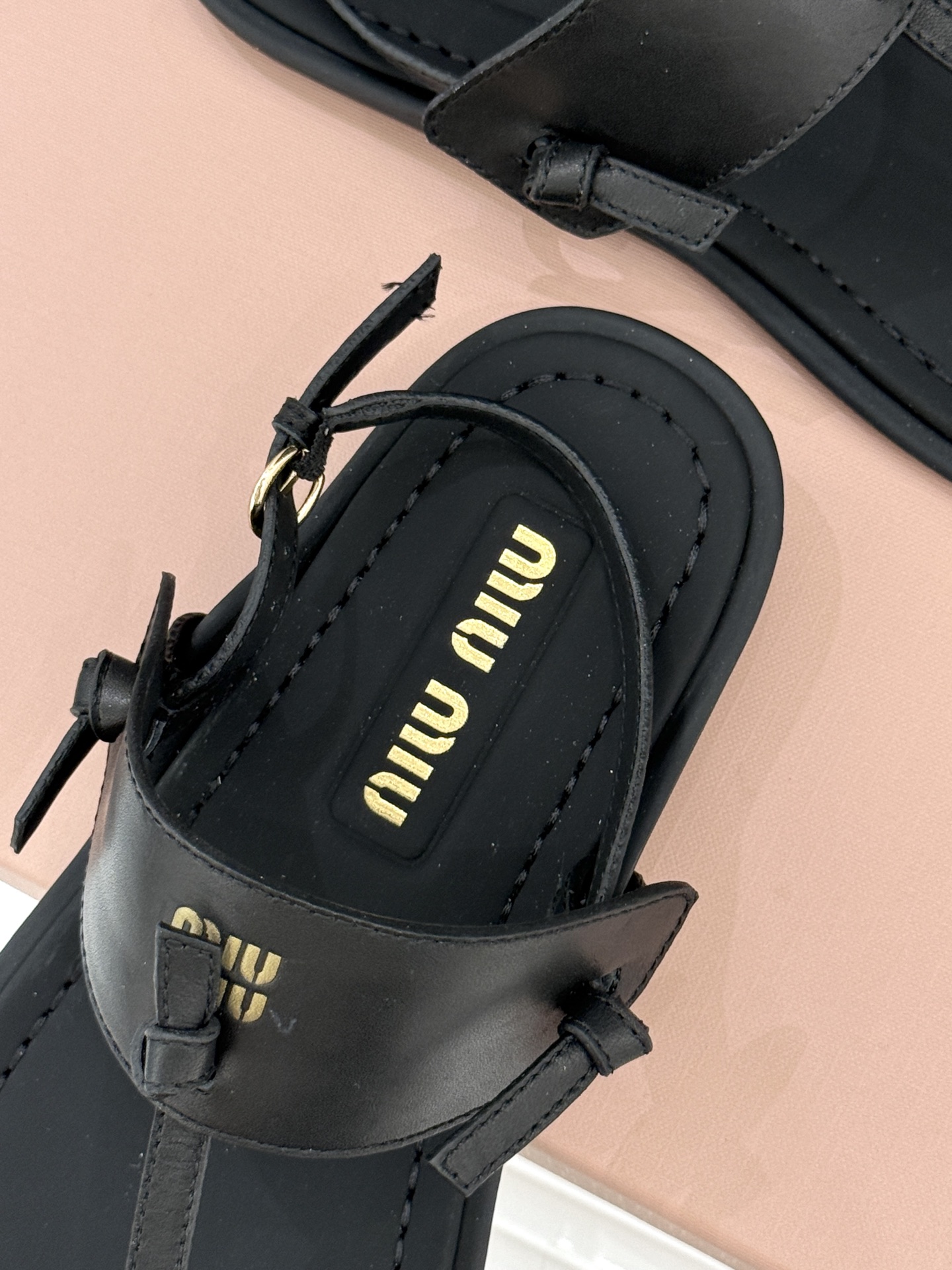 Miu Miu/缪缪26WF早春新品平底夹脚凉鞋当巴黎早春的风拂过塞纳河这双凉鞋携少女心事与叛逆风骨而来