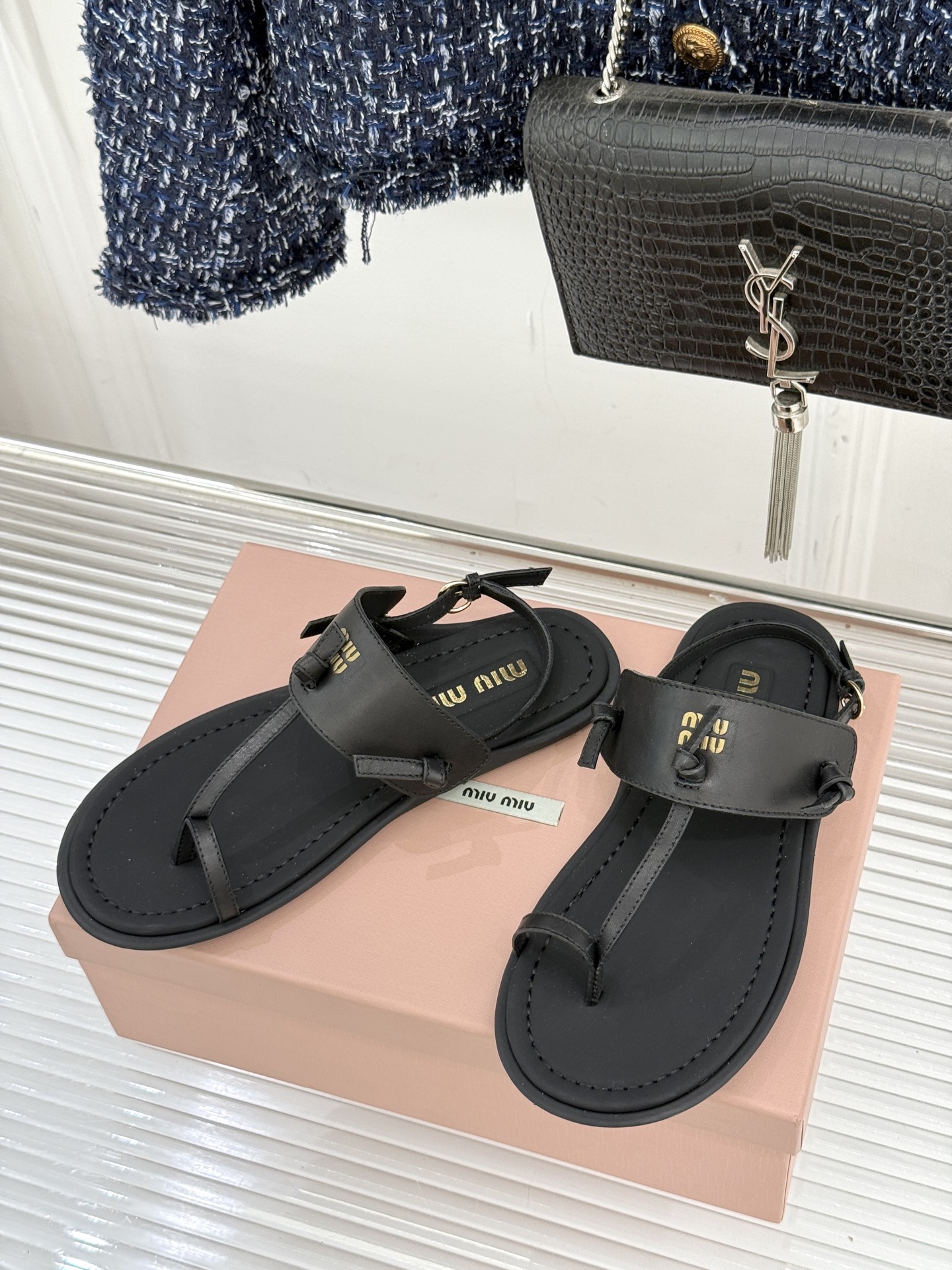 Miu Miu/缪缪26WF早春新品平底夹脚凉鞋当巴黎早春的风拂过塞纳河这双凉鞋携少女心事与叛逆风骨而来