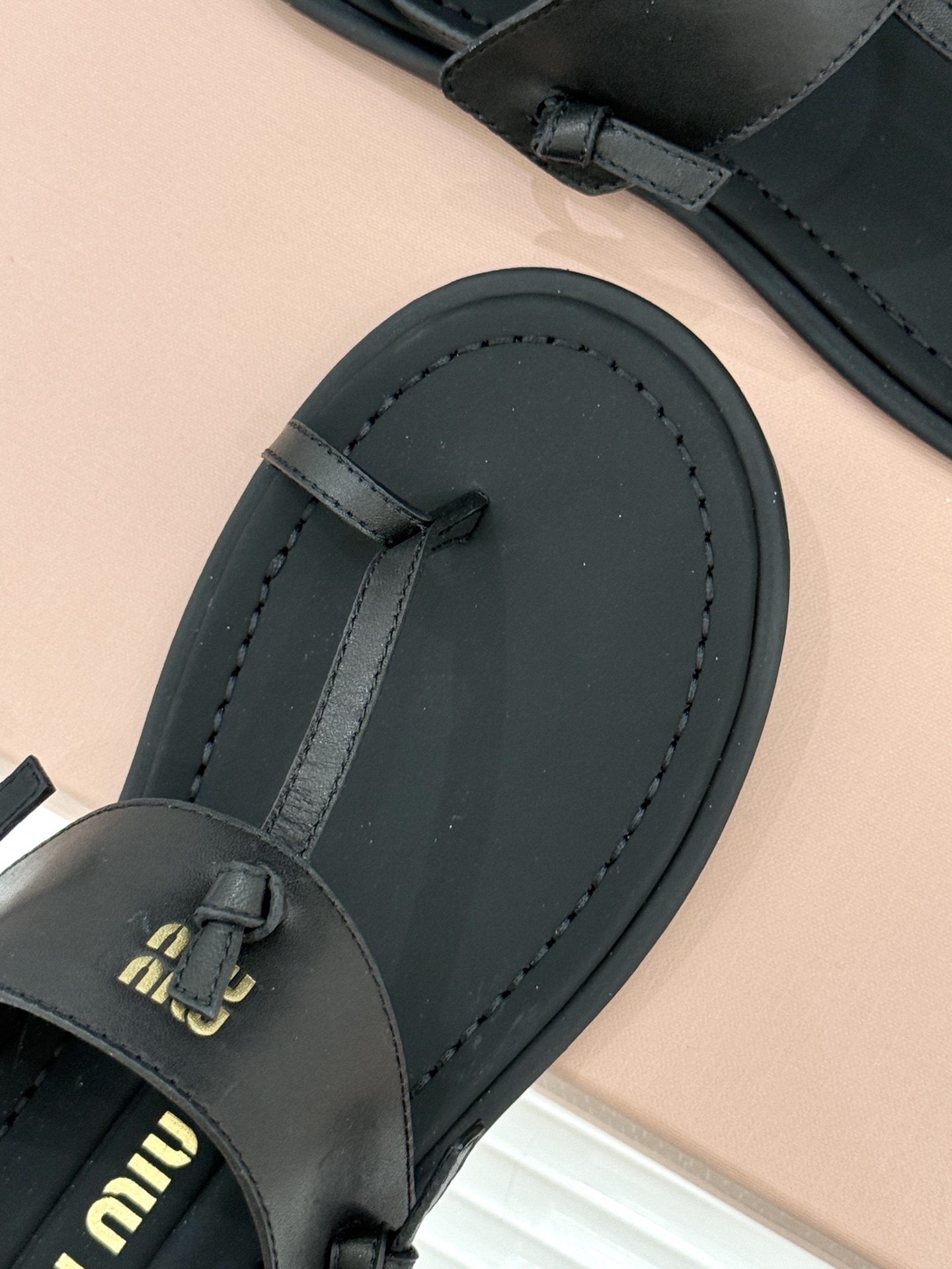 Miu Miu/缪缪26WF早春新品平底夹脚凉鞋当巴黎早春的风拂过塞纳河这双凉鞋携少女心事与叛逆风骨而来