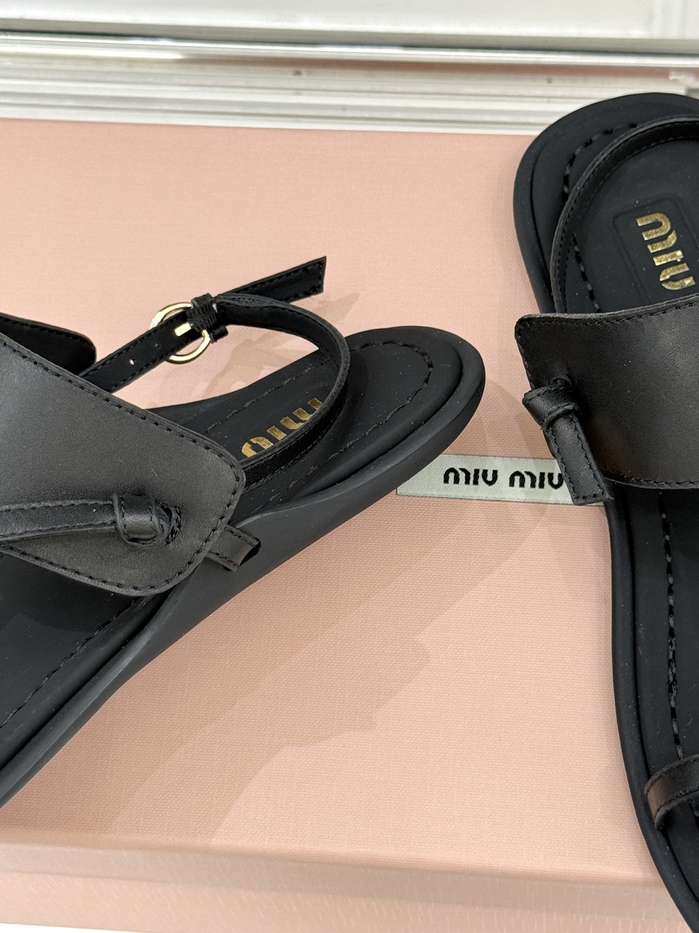 Miu Miu/缪缪26WF早春新品平底夹脚凉鞋当巴黎早春的风拂过塞纳河这双凉鞋携少女心事与叛逆风骨而来