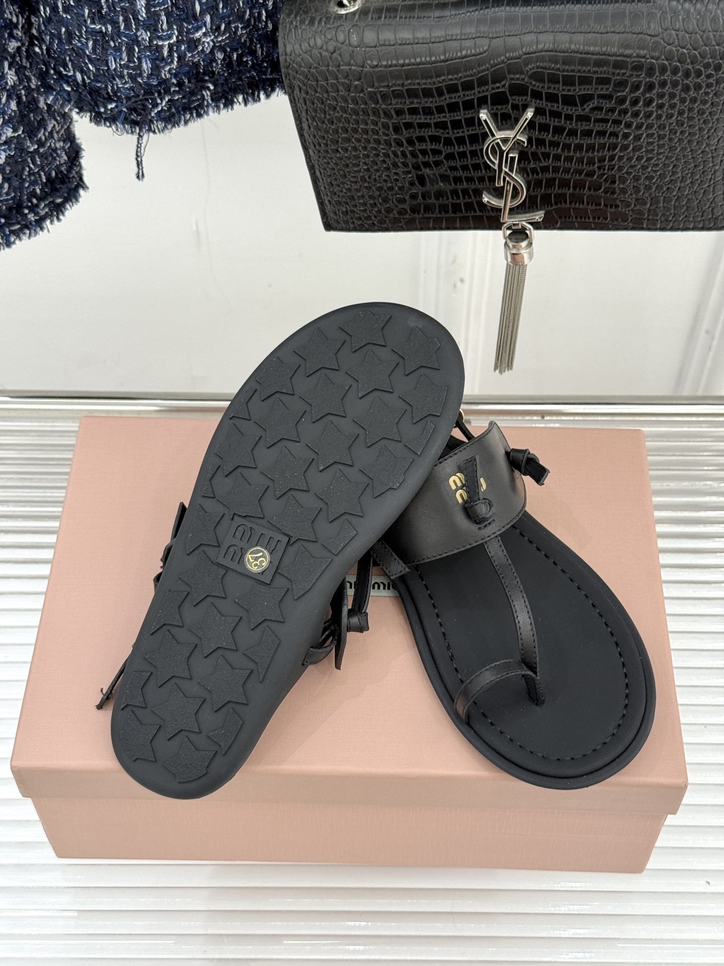 Miu Miu/缪缪26WF早春新品平底夹脚凉鞋当巴黎早春的风拂过塞纳河这双凉鞋携少女心事与叛逆风骨而来