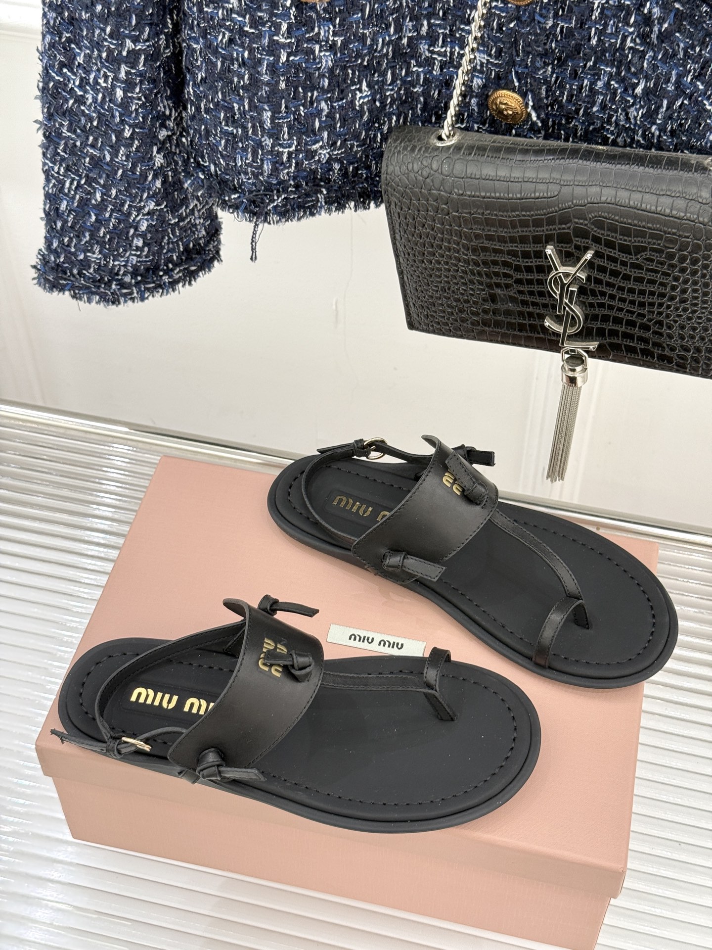 Miu Miu/缪缪26WF早春新品平底夹脚凉鞋当巴黎早春的风拂过塞纳河这双凉鞋携少女心事与叛逆风骨而来