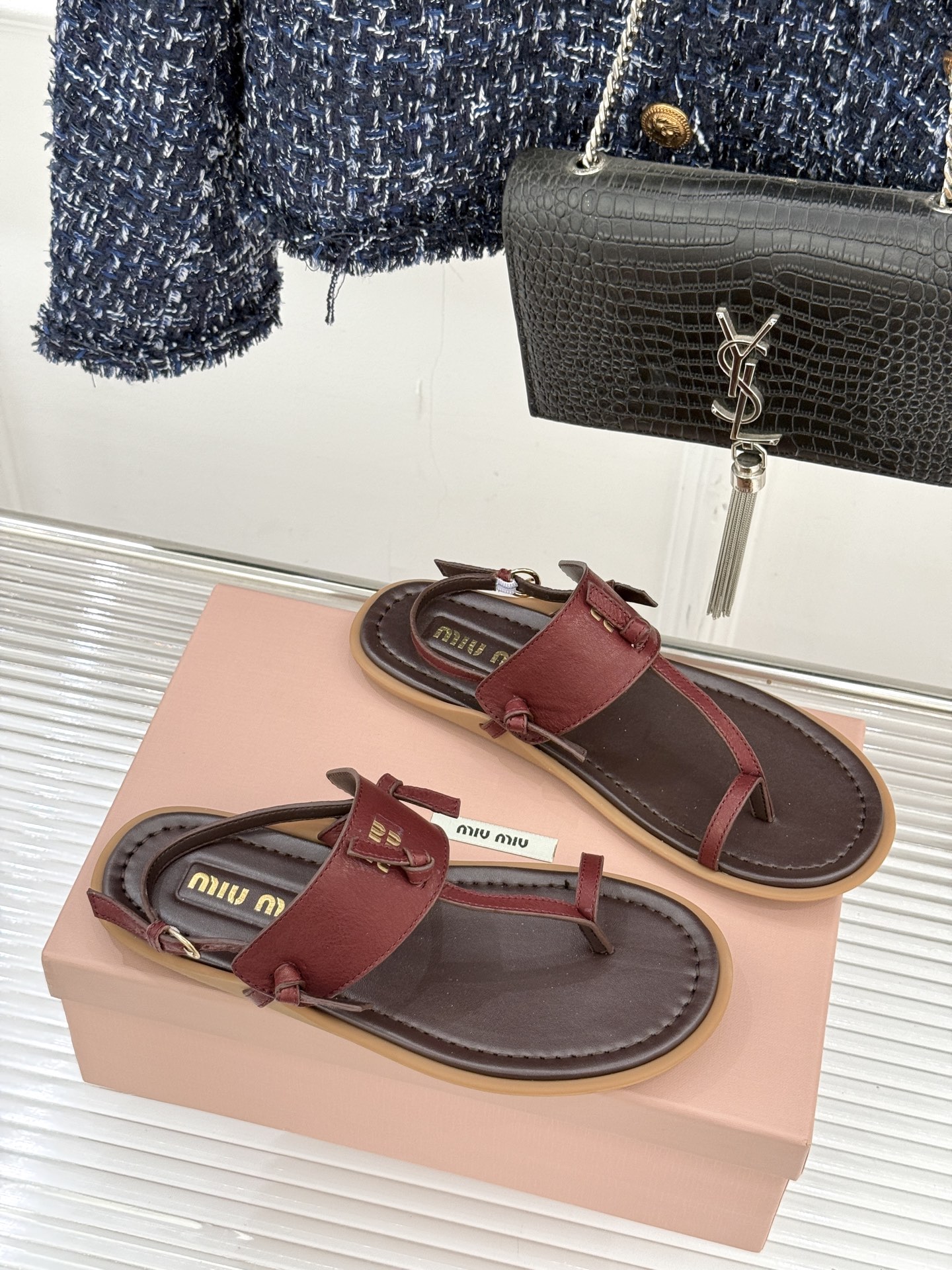 Miu Miu/缪缪26WF早春新品平底夹脚凉鞋当巴黎早春的风拂过塞纳河这双凉鞋携少女心事与叛逆风骨而来