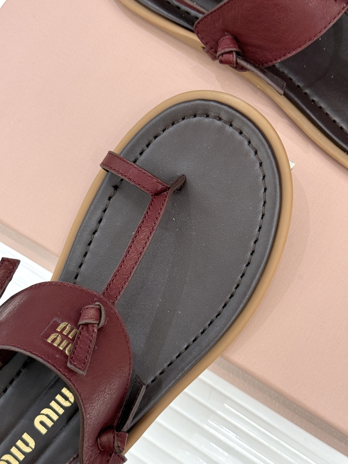 Miu Miu/缪缪26WF早春新品平底夹脚凉鞋当巴黎早春的风拂过塞纳河这双凉鞋携少女心事与叛逆风骨而来