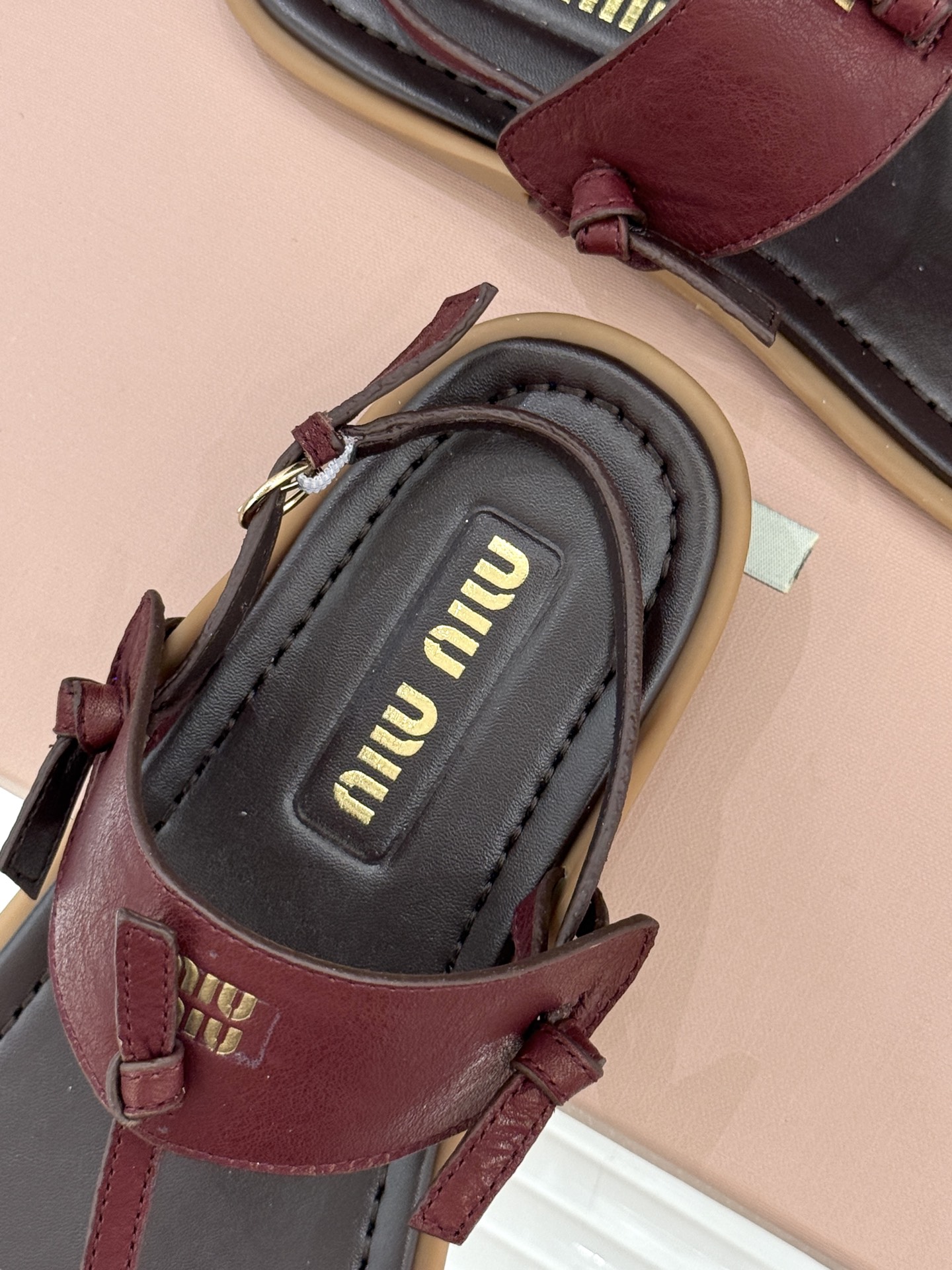 Miu Miu/缪缪26WF早春新品平底夹脚凉鞋当巴黎早春的风拂过塞纳河这双凉鞋携少女心事与叛逆风骨而来