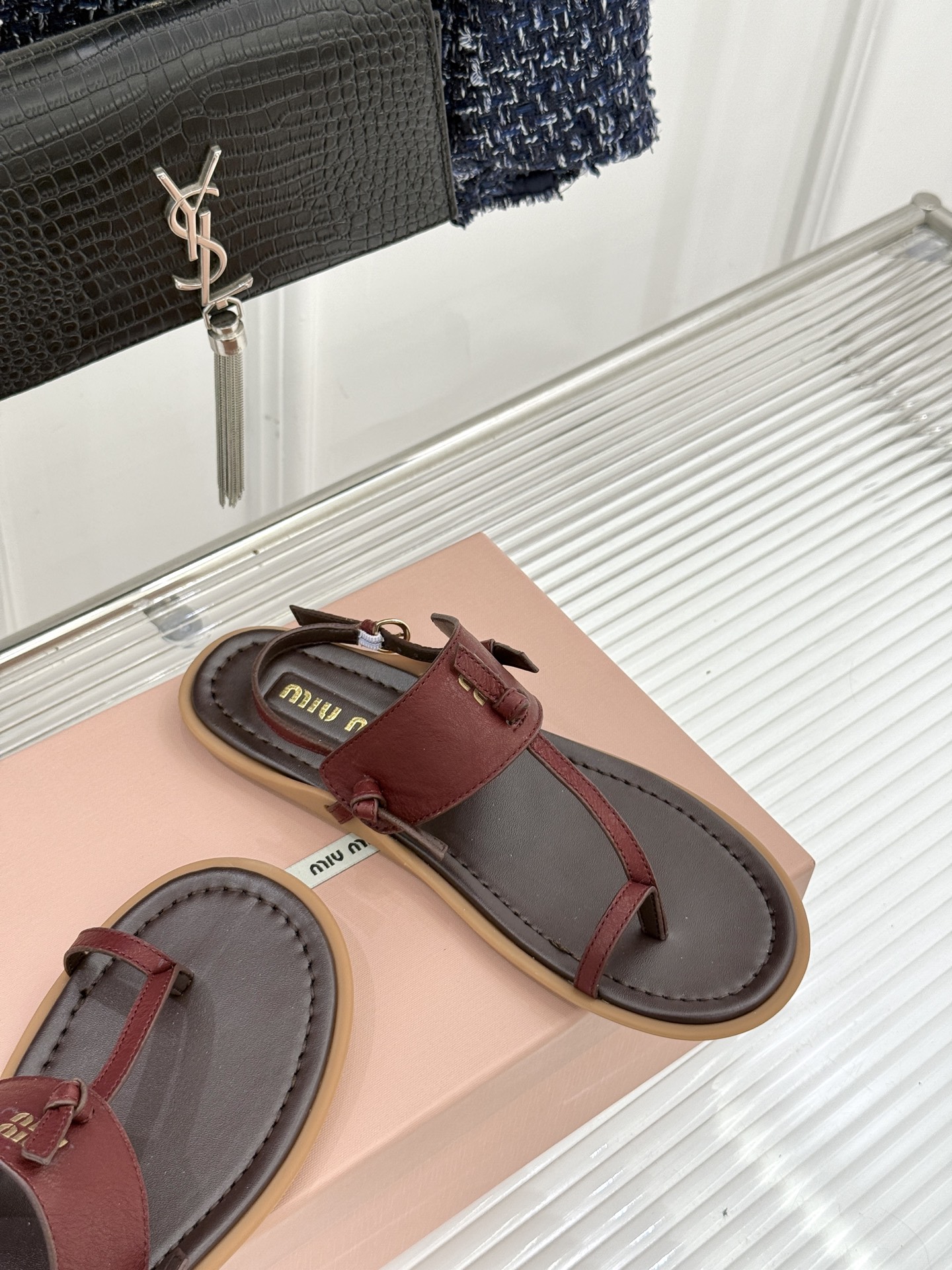 Miu Miu/缪缪26WF早春新品平底夹脚凉鞋当巴黎早春的风拂过塞纳河这双凉鞋携少女心事与叛逆风骨而来