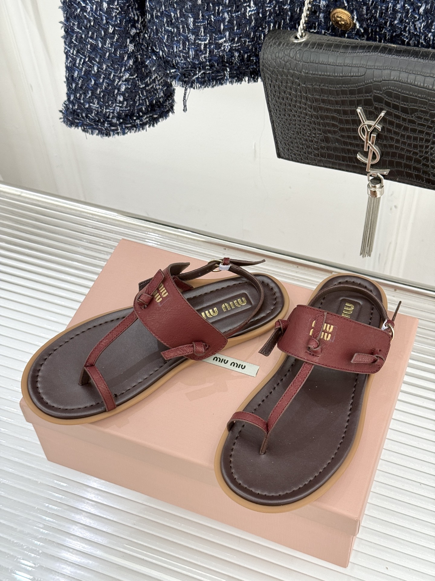 Miu Miu/缪缪26WF早春新品平底夹脚凉鞋当巴黎早春的风拂过塞纳河这双凉鞋携少女心事与叛逆风骨而来