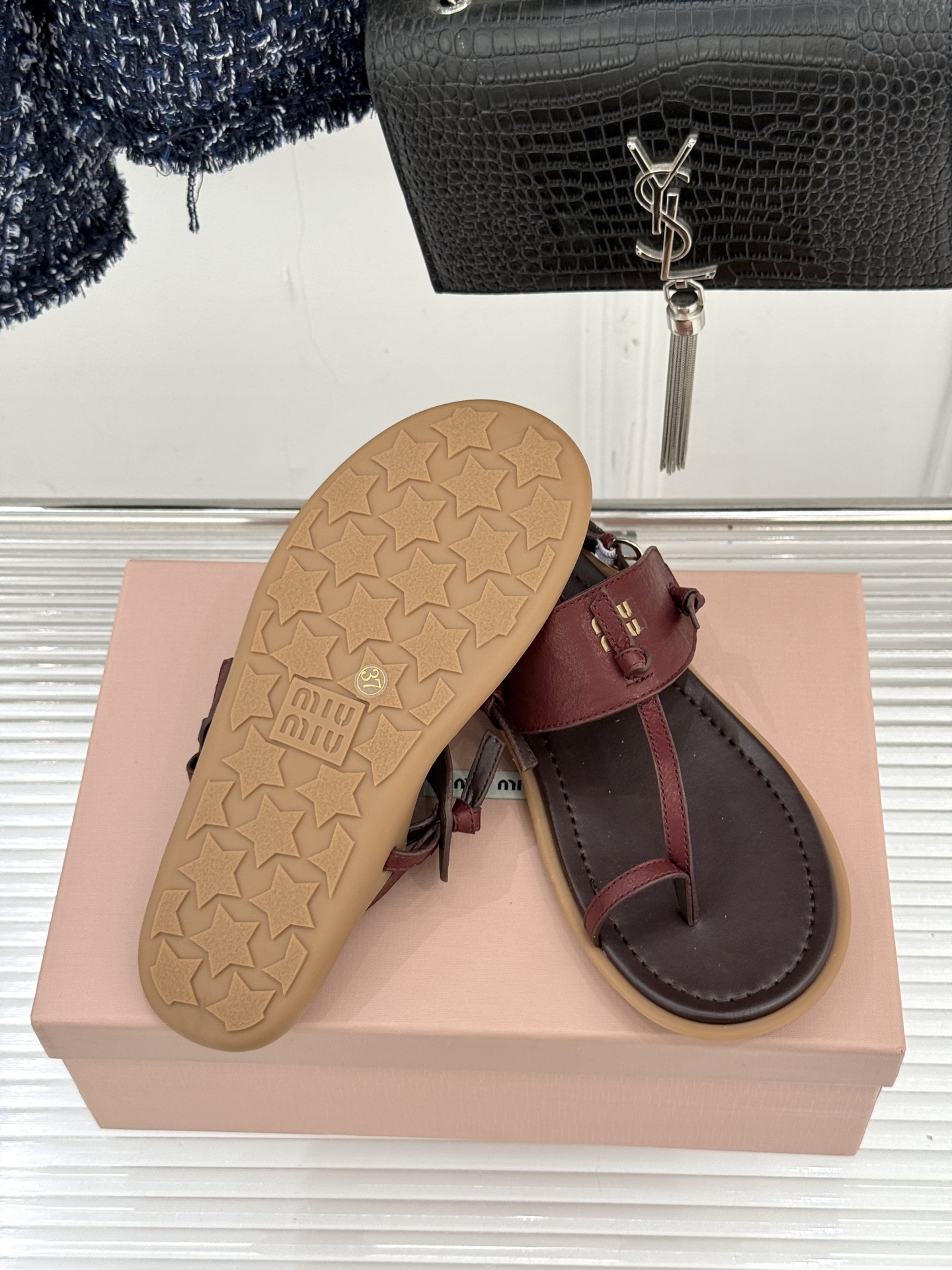 Miu Miu/缪缪26WF早春新品平底夹脚凉鞋当巴黎早春的风拂过塞纳河这双凉鞋携少女心事与叛逆风骨而来