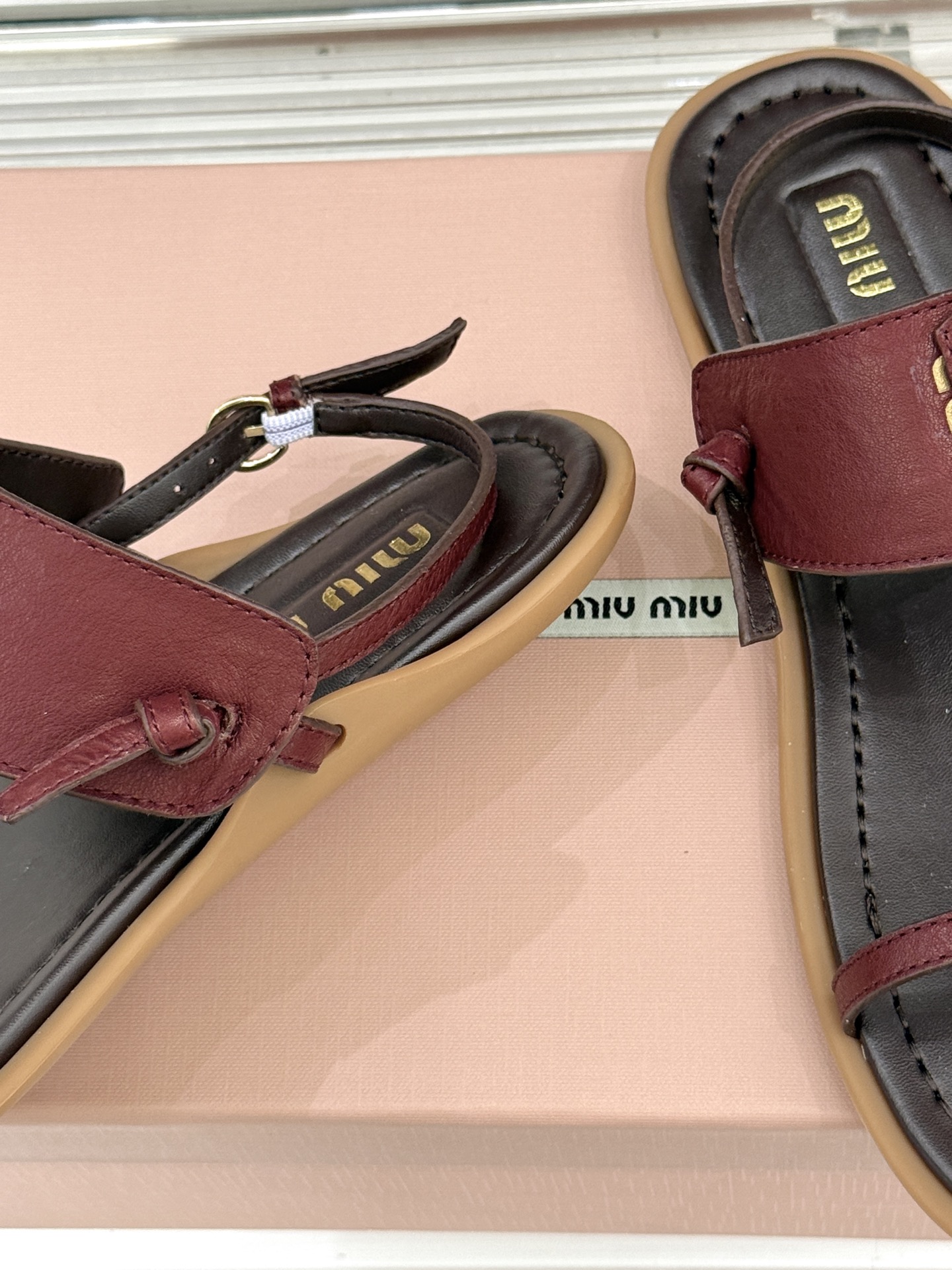 Miu Miu/缪缪26WF早春新品平底夹脚凉鞋当巴黎早春的风拂过塞纳河这双凉鞋携少女心事与叛逆风骨而来