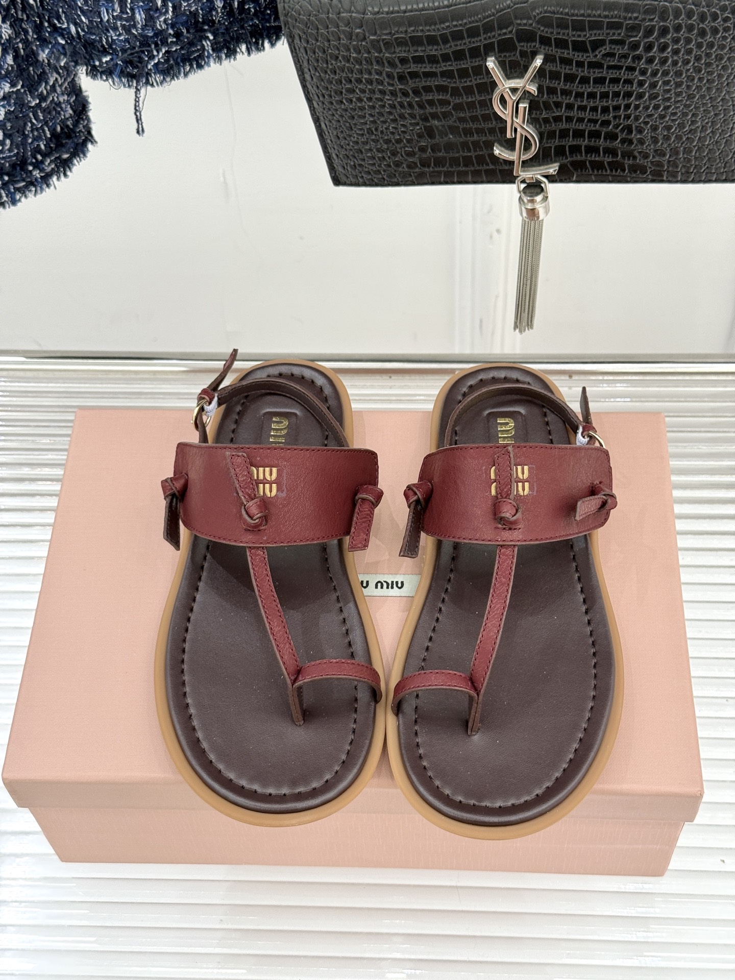Miu Miu/缪缪26WF早春新品平底夹脚凉鞋当巴黎早春的风拂过塞纳河这双凉鞋携少女心事与叛逆风骨而来