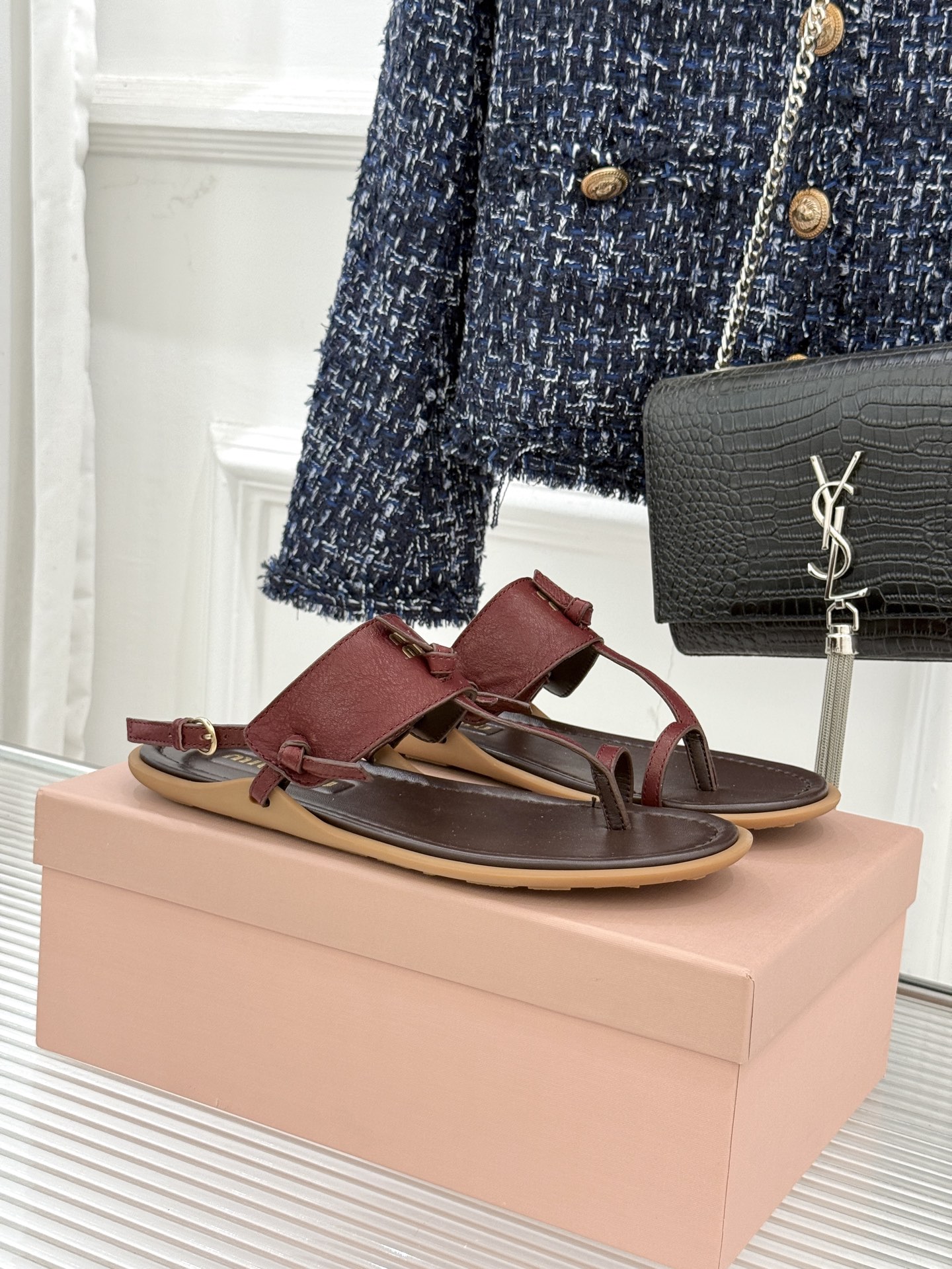 Miu Miu/缪缪26WF早春新品平底夹脚凉鞋当巴黎早春的风拂过塞纳河这双凉鞋携少女心事与叛逆风骨而来