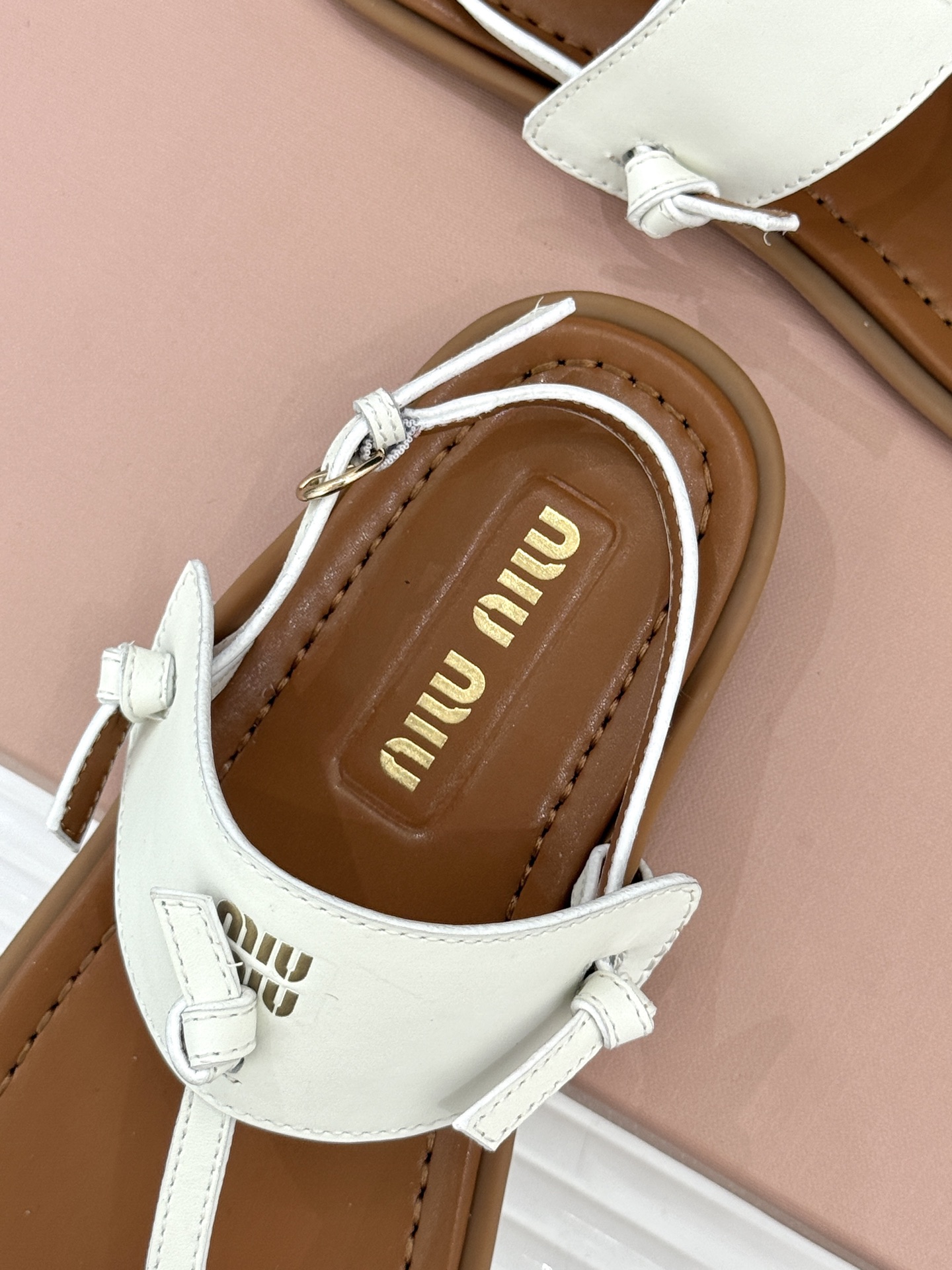 Miu Miu/缪缪26WF早春新品平底夹脚凉鞋当巴黎早春的风拂过塞纳河这双凉鞋携少女心事与叛逆风骨而来