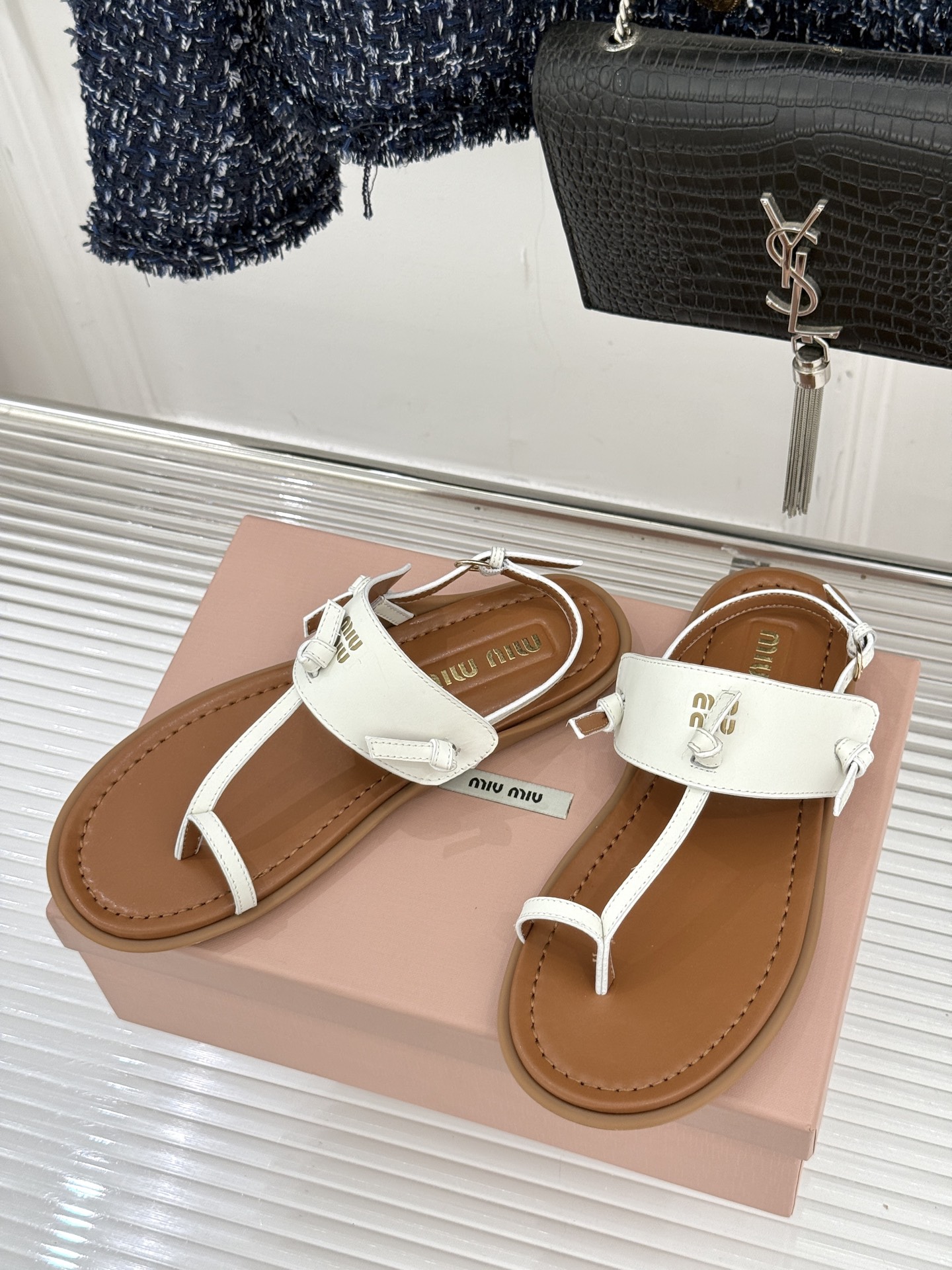 Miu Miu/缪缪26WF早春新品平底夹脚凉鞋当巴黎早春的风拂过塞纳河这双凉鞋携少女心事与叛逆风骨而来