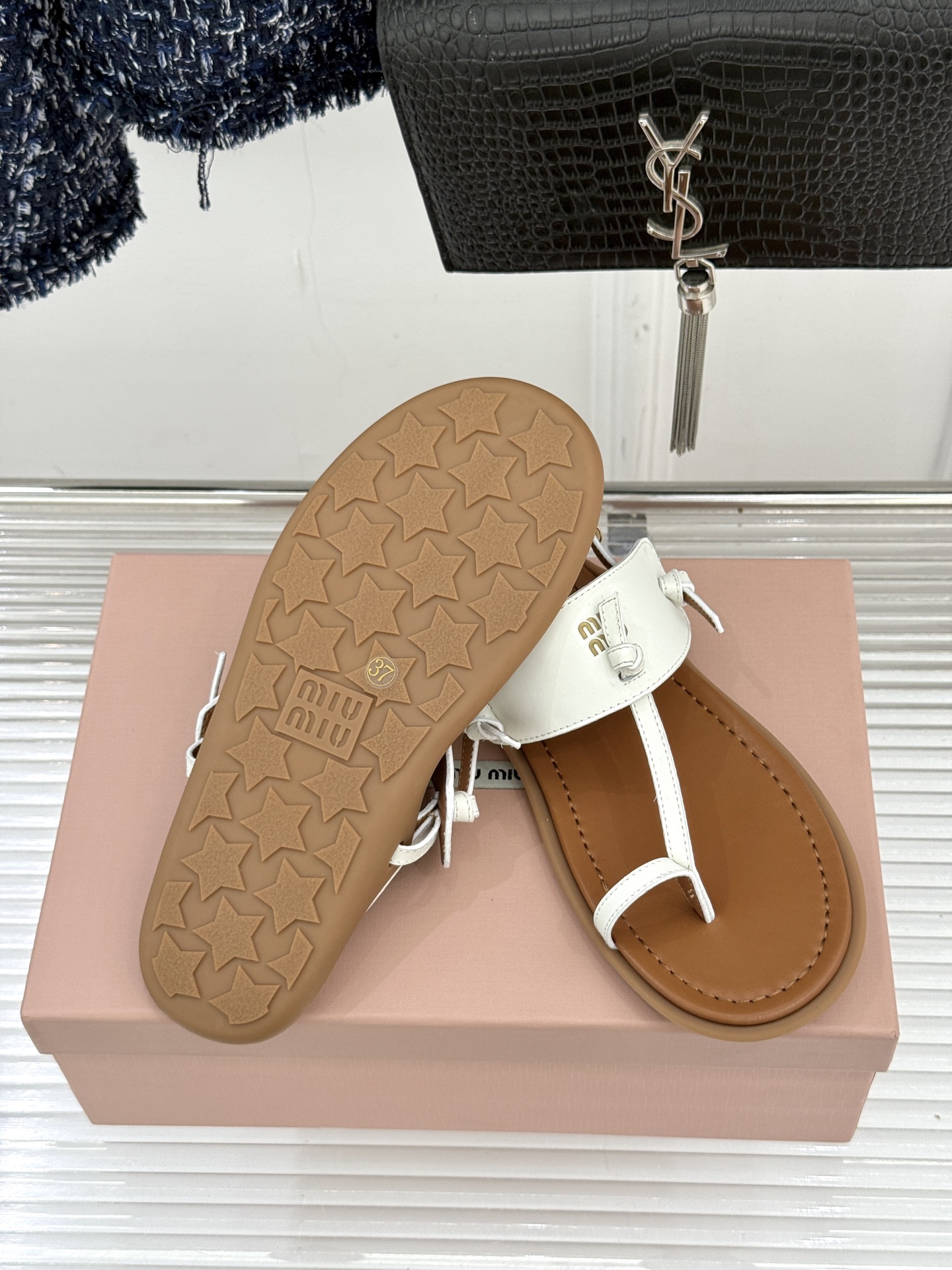 Miu Miu/缪缪26WF早春新品平底夹脚凉鞋当巴黎早春的风拂过塞纳河这双凉鞋携少女心事与叛逆风骨而来