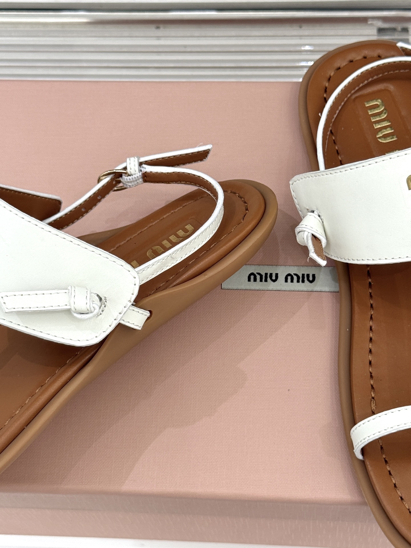 Miu Miu/缪缪26WF早春新品平底夹脚凉鞋当巴黎早春的风拂过塞纳河这双凉鞋携少女心事与叛逆风骨而来