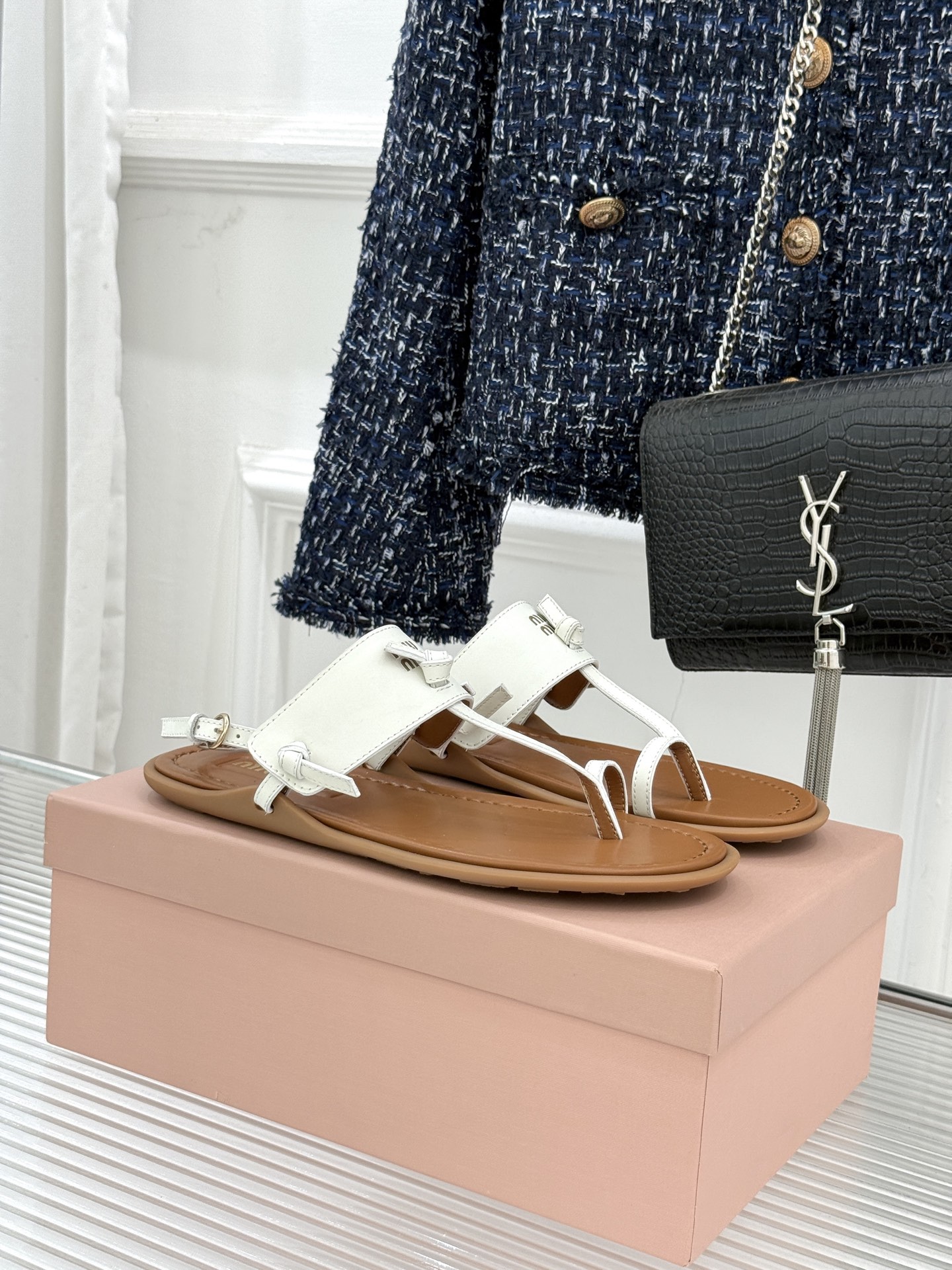 NO:694915,Miu Miu/Miu Miu 26WF new early spring flat-soled flip-up sandals. When the early spring wind in Paris blows across the Seine, these sandals come with a girl's thoughts and rebellious spirit. The word 'sweet cool' is engraved in the bones, making every step in early spring sweet, agile and comfortable. Miu Miu's signature ingenuity is hidden in the shoe body, which is a perfect balance between girlishness and high-end sense. The classic flip-up design is neat and non-procrastinating.  The slender shoelaces are precisely stuck in the gaps between the toes without being worn, and wide and fleshy feet can stretch freely. Paired with exquisite manicure, it is the most smart embellishment in early spring. The fabric is made of original customized lambskin. The lining of the toes is all sheepskin. Italian imported leather outsole size 35-39 (customized 40/41), loafers, miumiu, loafers, sandals, sheepskin, Leather soles19860909Miu Miu/缪缪26WF早春新品平底 夹脚凉鞋 当巴黎早春的风拂过塞纳河 这双凉鞋携少女心事与叛逆风骨而来 把「甜酷」二字刻进骨子里 让早春的每一步都甜得灵动、飒得自在. 鞋身藏着Miu Miu标志性巧思 是少女感与高级感的完美平衡. 经典夹脚设计利落不拖沓 纤细鞋带精准卡在脚趾缝隙 不磨不勒,宽脚肉脚也能自在舒展 搭配精致美甲便是早春最灵动的点缀. 面料采用原版定制小羊皮 内里踮脚均为羊皮 意大利进口真皮大底 size35-39（40/41定制）,乐福鞋,miumiu,loafers,sandals,sheepskin,Leather soles,Women's Shoes