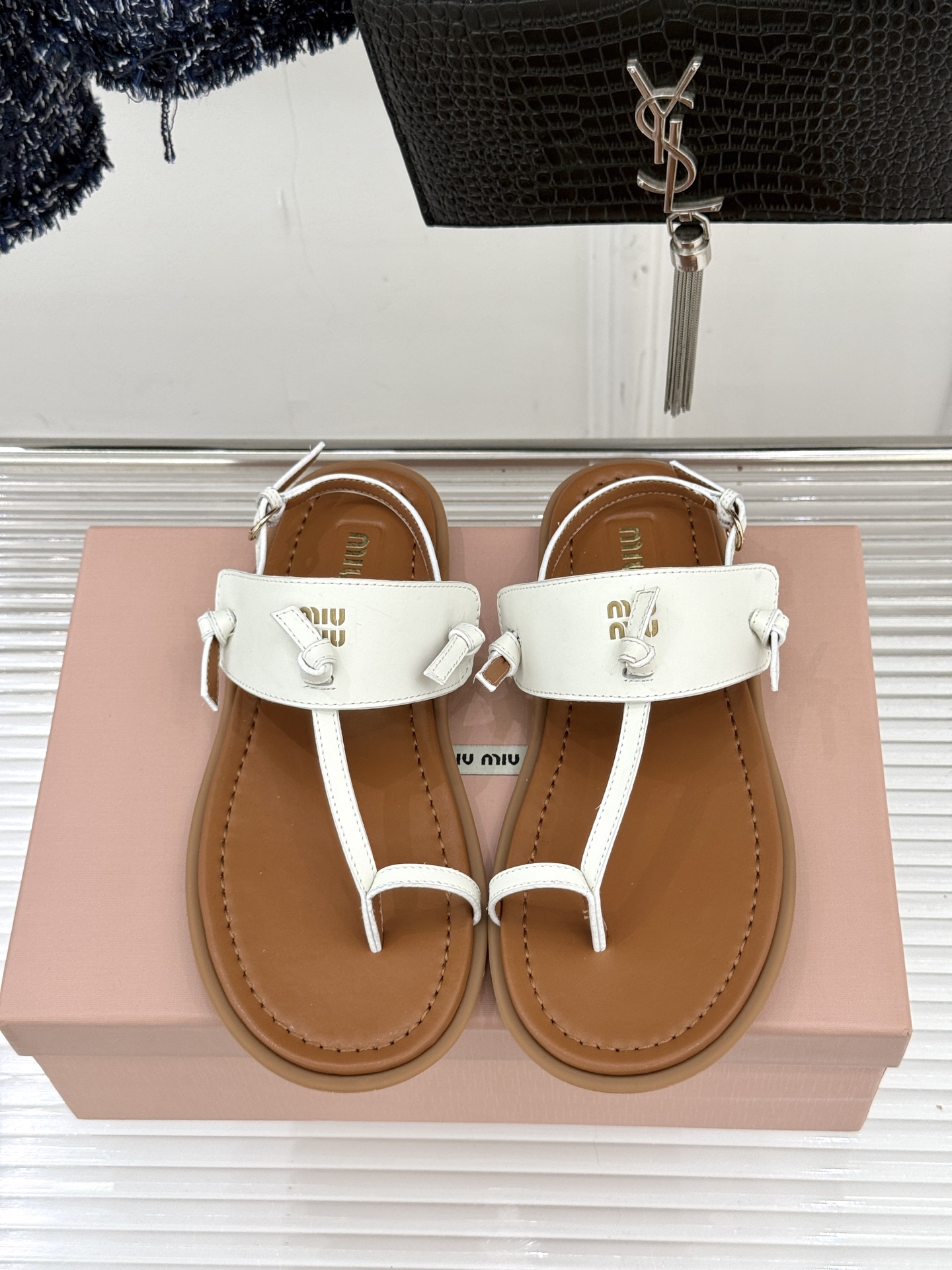 Miu Miu/缪缪26WF早春新品平底夹脚凉鞋当巴黎早春的风拂过塞纳河这双凉鞋携少女心事与叛逆风骨而来