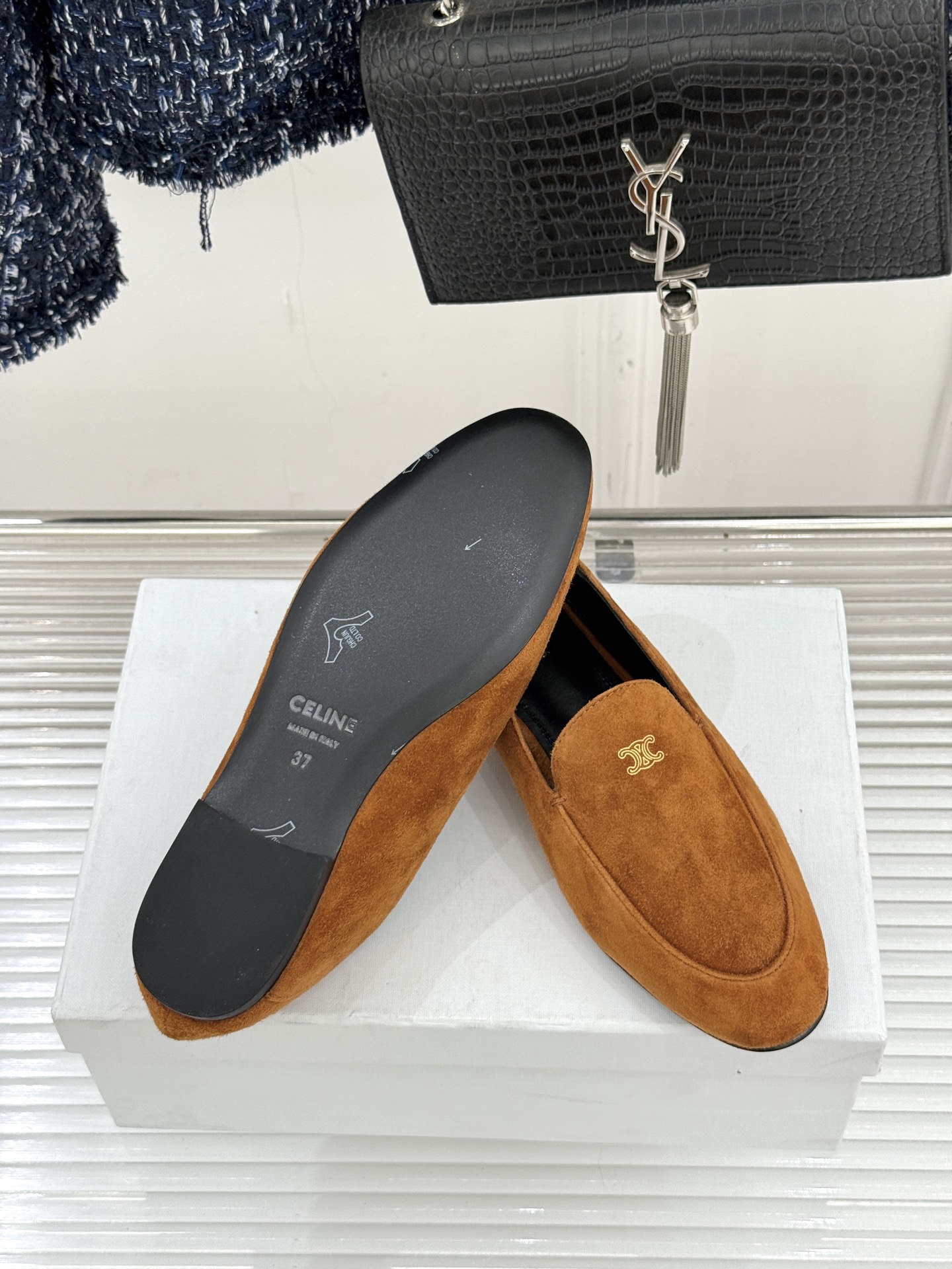 Celine/赛琳26WF新品凯旋门踩跟乐福鞋当巴黎左岸的慵懒腔调碰撞随性风潮这双乐福鞋以经典鞋型为骨 