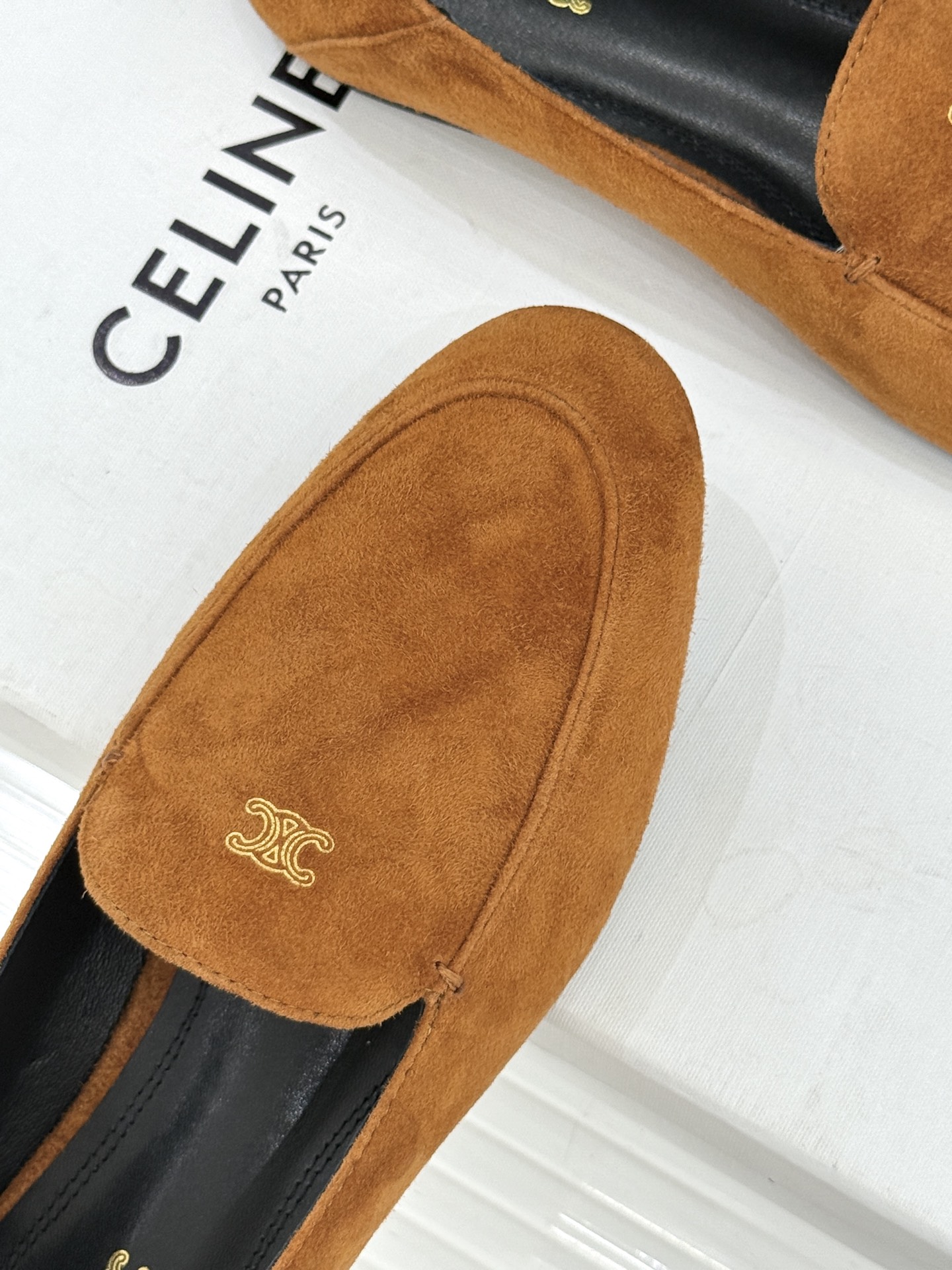 Celine/赛琳26WF新品凯旋门踩跟乐福鞋当巴黎左岸的慵懒腔调碰撞随性风潮这双乐福鞋以经典鞋型为骨 