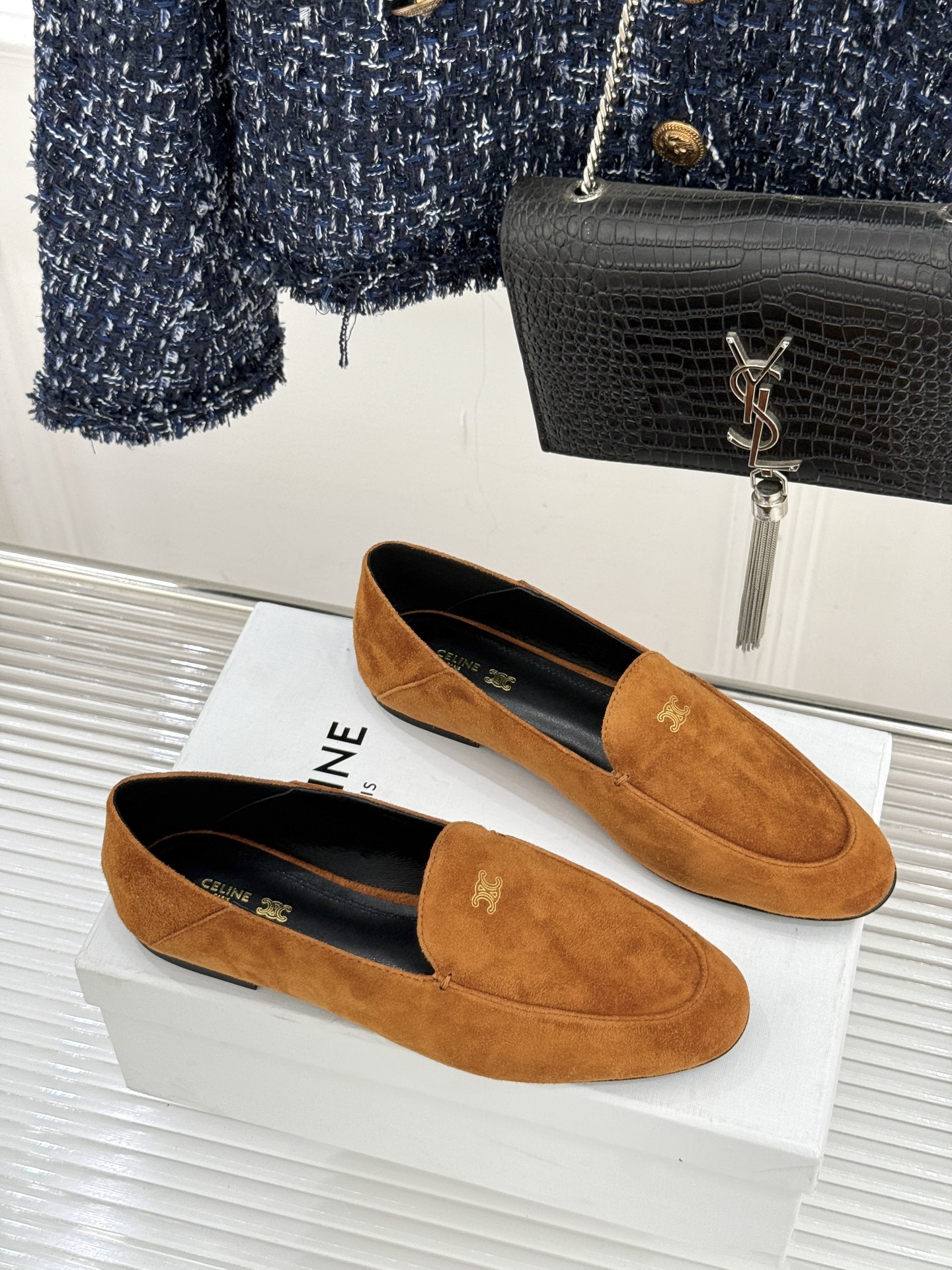 Celine/赛琳26WF新品凯旋门踩跟乐福鞋当巴黎左岸的慵懒腔调碰撞随性风潮这双乐福鞋以经典鞋型为骨 