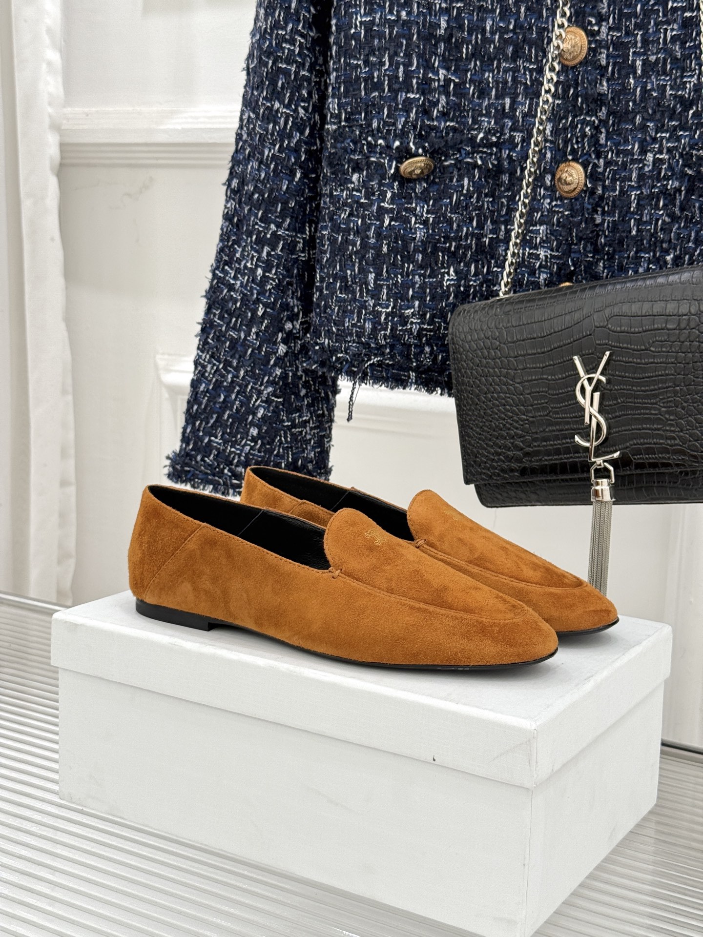 Celine/赛琳26WF新品凯旋门踩跟乐福鞋当巴黎左岸的慵懒腔调碰撞随性风潮这双乐福鞋以经典鞋型为骨 