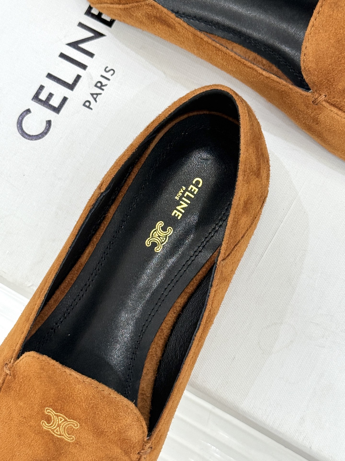 Celine/赛琳26WF新品凯旋门踩跟乐福鞋当巴黎左岸的慵懒腔调碰撞随性风潮这双乐福鞋以经典鞋型为骨 