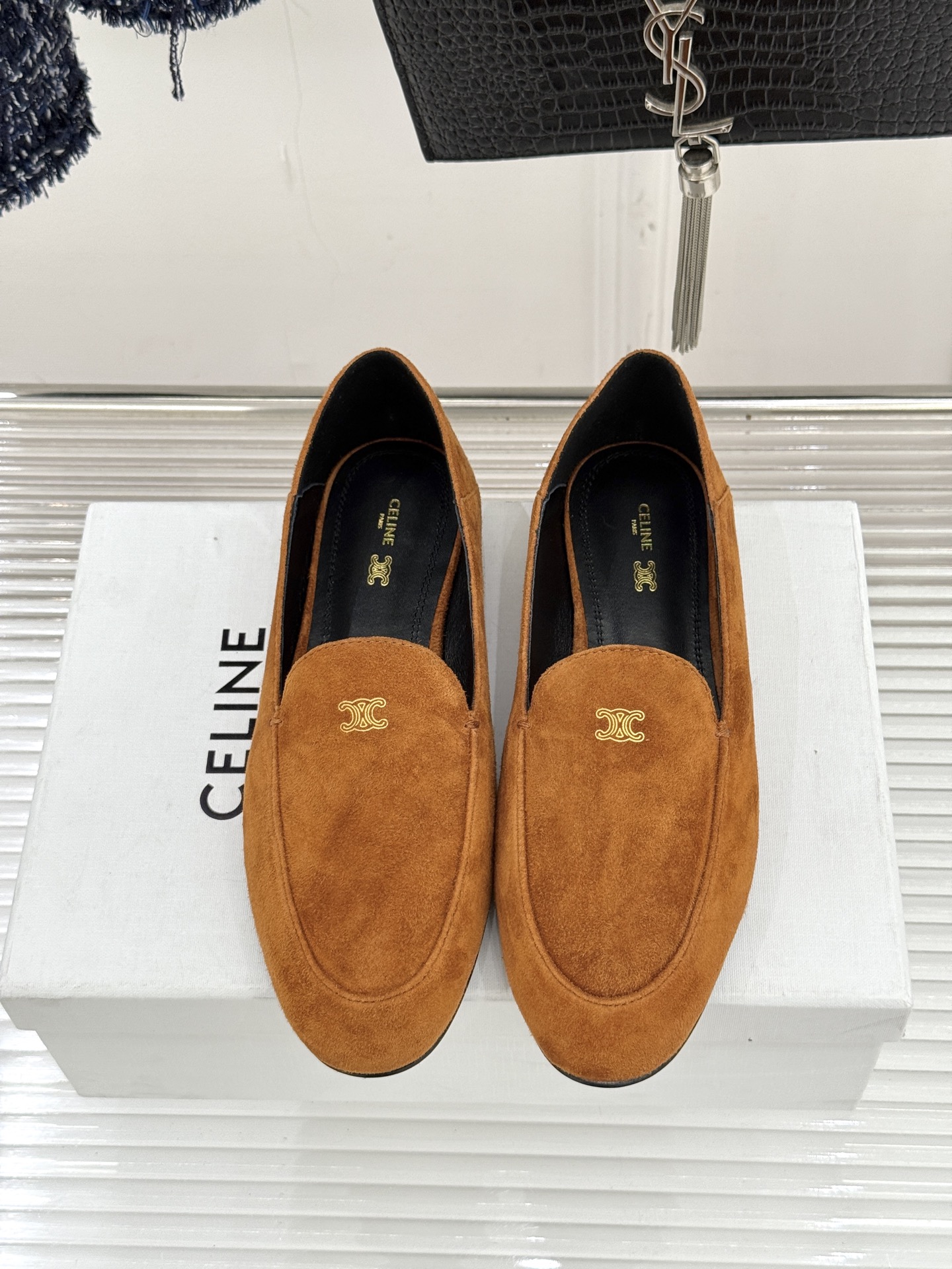 Celine/赛琳26WF新品凯旋门踩跟乐福鞋当巴黎左岸的慵懒腔调碰撞随性风潮这双乐福鞋以经典鞋型为骨 