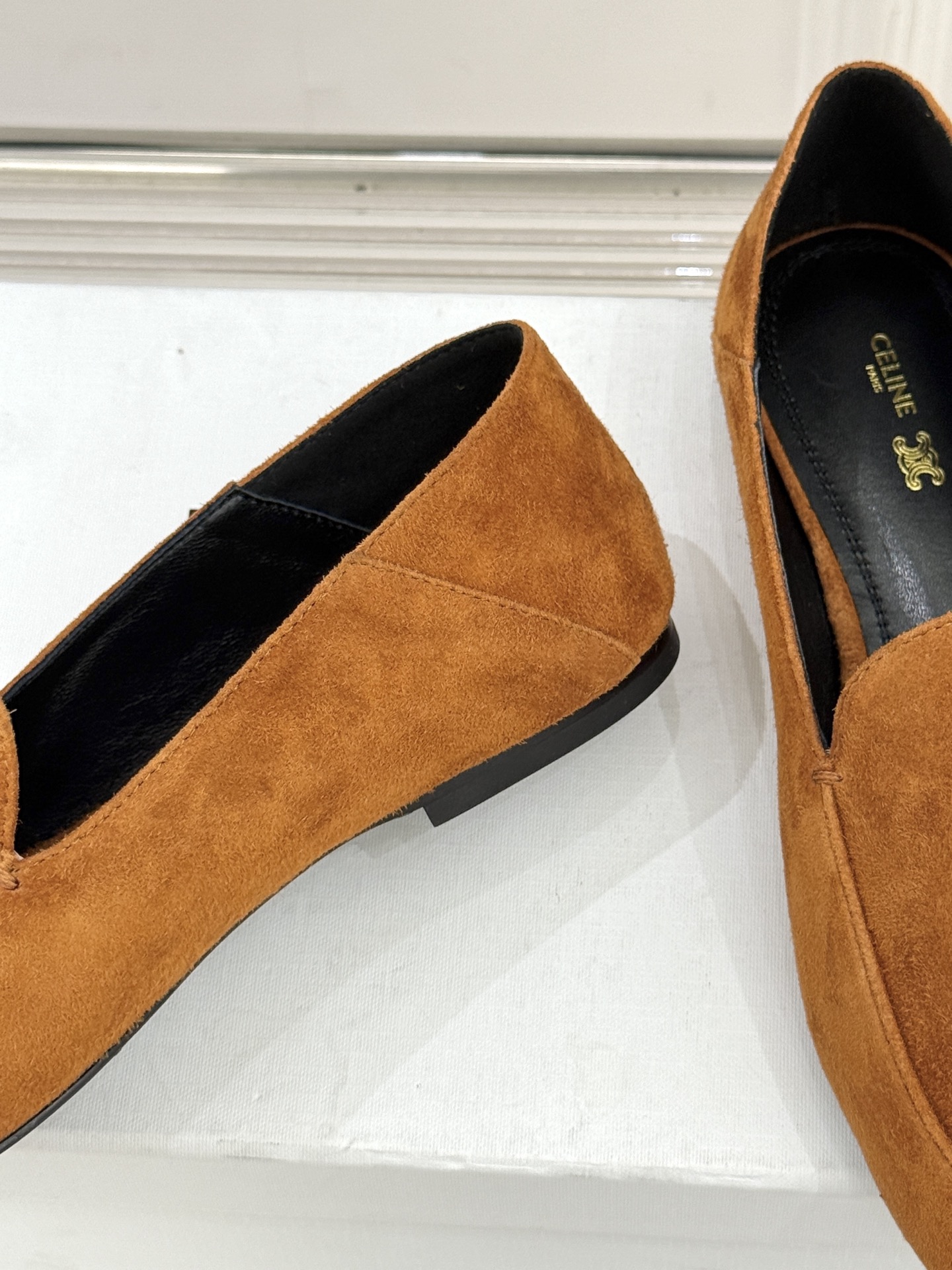 Celine/赛琳26WF新品凯旋门踩跟乐福鞋当巴黎左岸的慵懒腔调碰撞随性风潮这双乐福鞋以经典鞋型为骨 