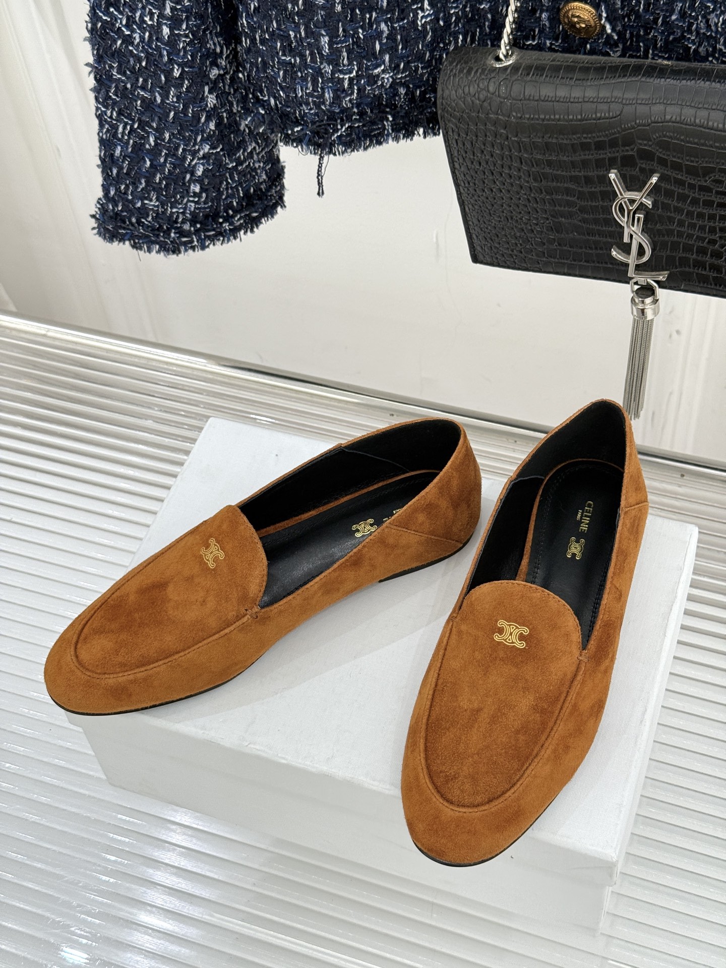 Celine/赛琳26WF新品凯旋门踩跟乐福鞋当巴黎左岸的慵懒腔调碰撞随性风潮这双乐福鞋以经典鞋型为骨 