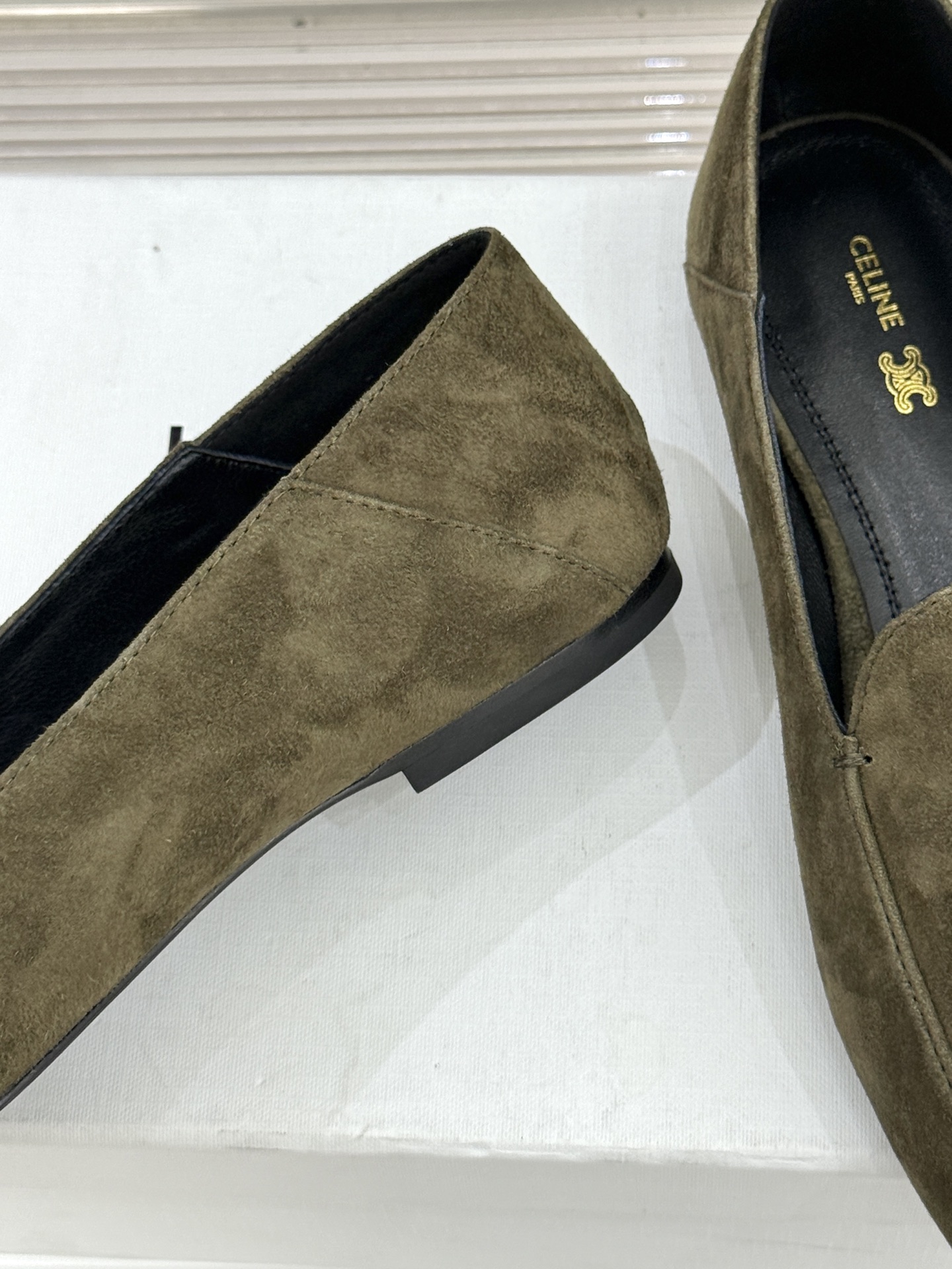 Celine/赛琳26WF新品凯旋门踩跟乐福鞋当巴黎左岸的慵懒腔调碰撞随性风潮这双乐福鞋以经典鞋型为骨 