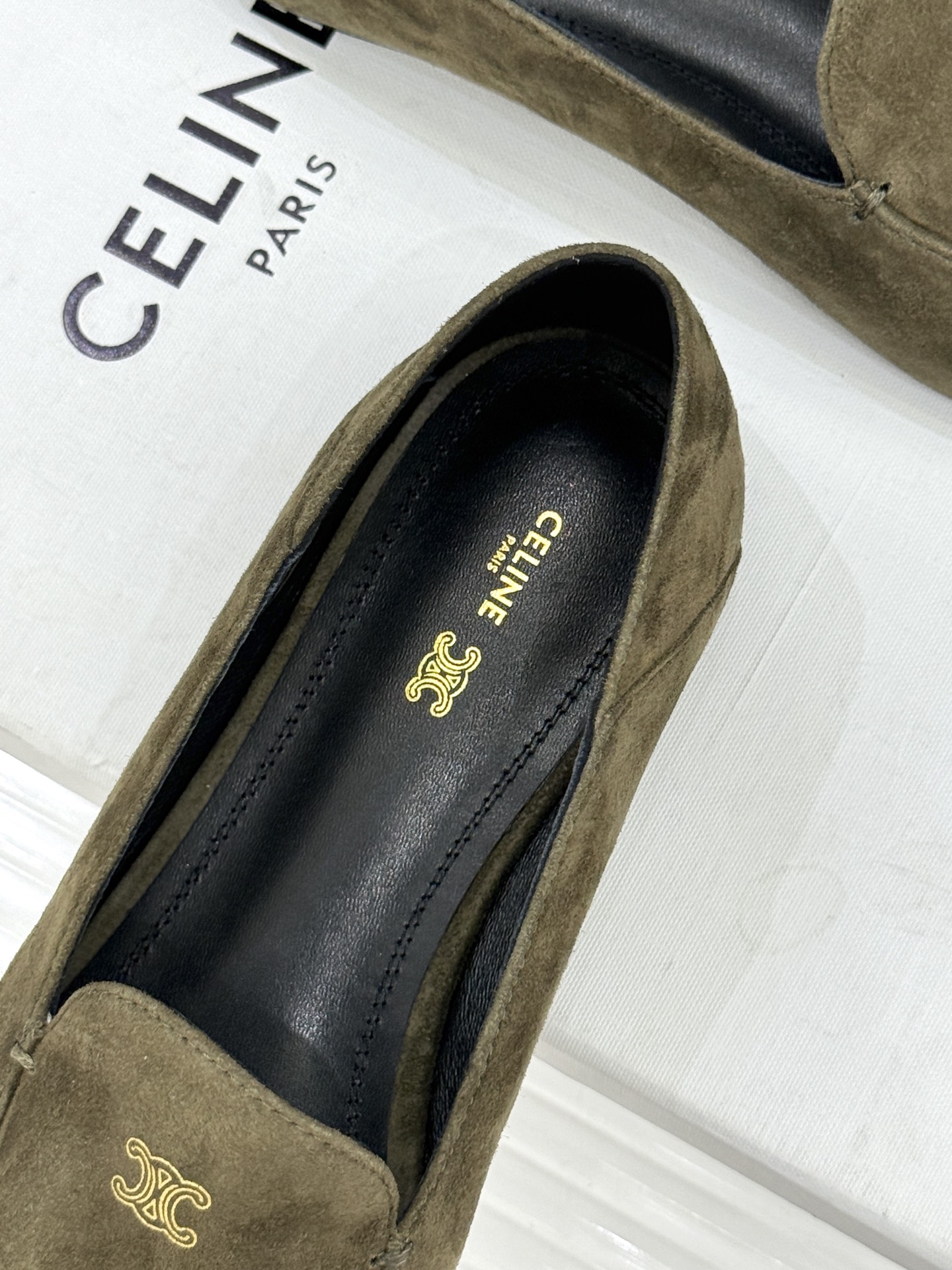 Celine/赛琳26WF新品凯旋门踩跟乐福鞋当巴黎左岸的慵懒腔调碰撞随性风潮这双乐福鞋以经典鞋型为骨 