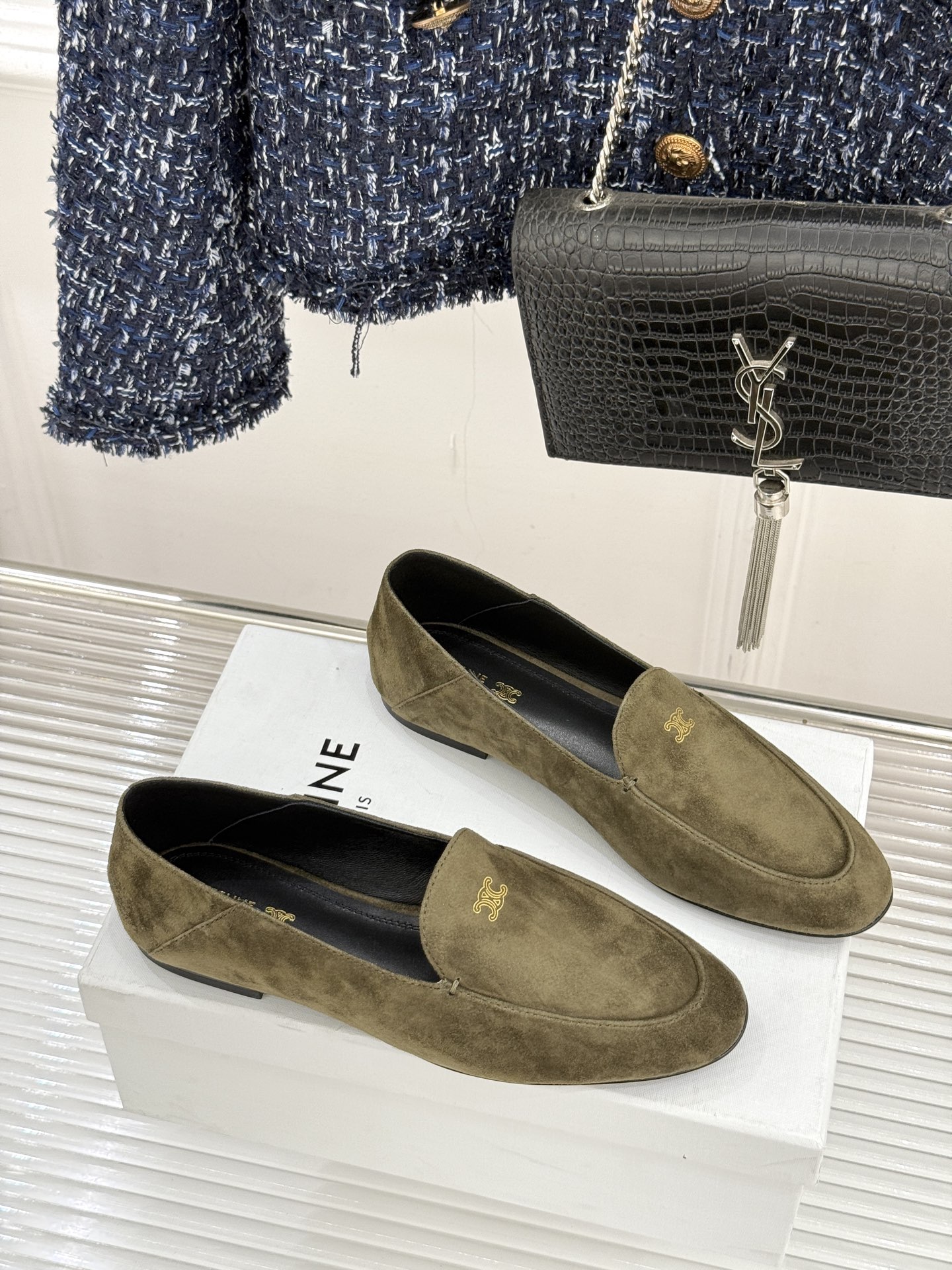 Celine/赛琳26WF新品凯旋门踩跟乐福鞋当巴黎左岸的慵懒腔调碰撞随性风潮这双乐福鞋以经典鞋型为骨 