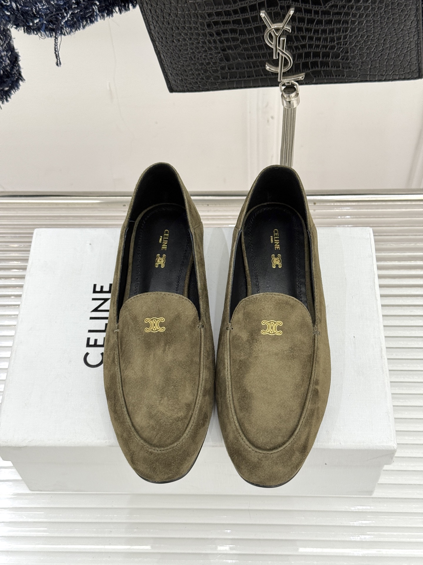 Celine/赛琳26WF新品凯旋门踩跟乐福鞋当巴黎左岸的慵懒腔调碰撞随性风潮这双乐福鞋以经典鞋型为骨 