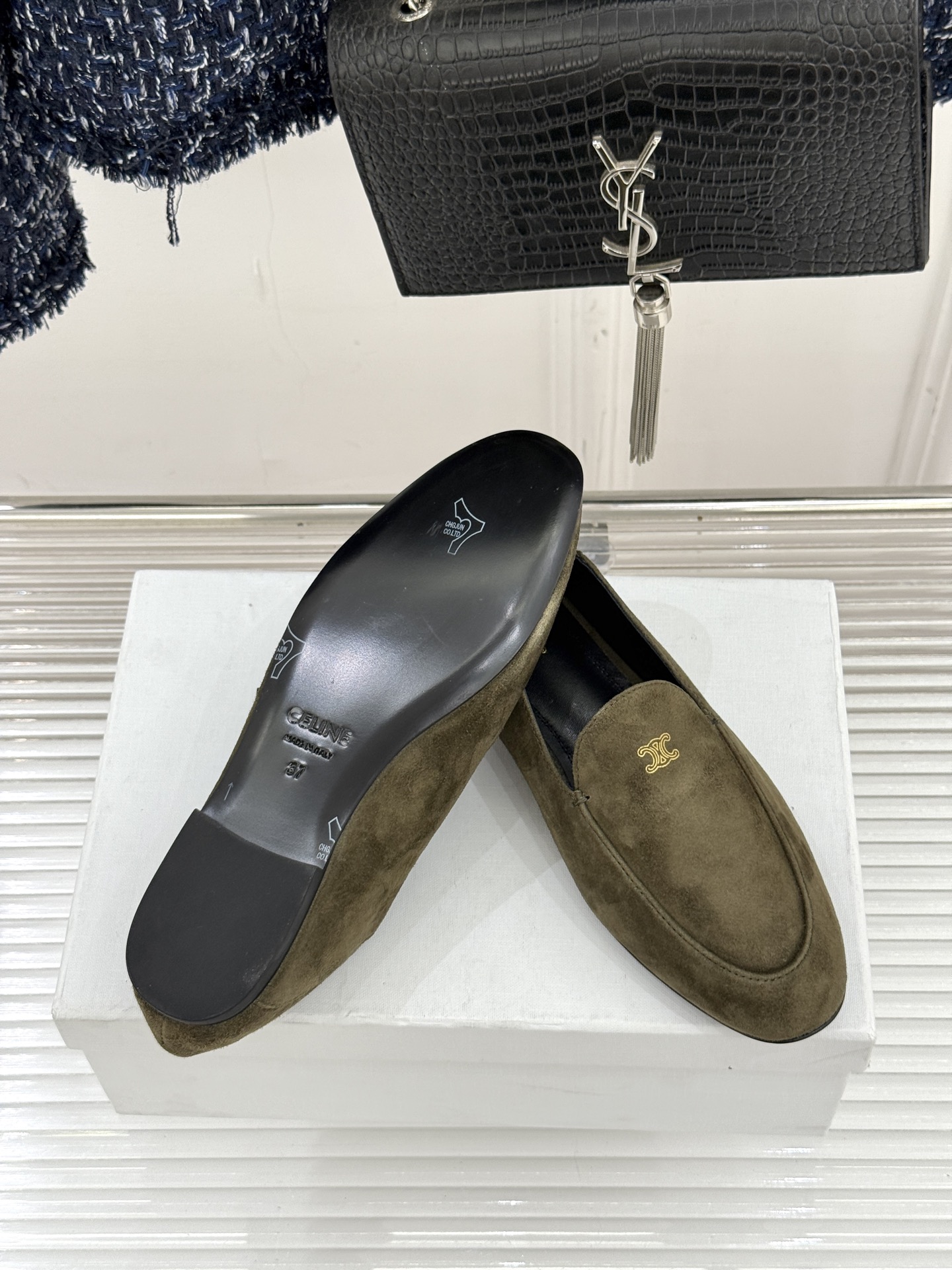 Celine/赛琳26WF新品凯旋门踩跟乐福鞋当巴黎左岸的慵懒腔调碰撞随性风潮这双乐福鞋以经典鞋型为骨 