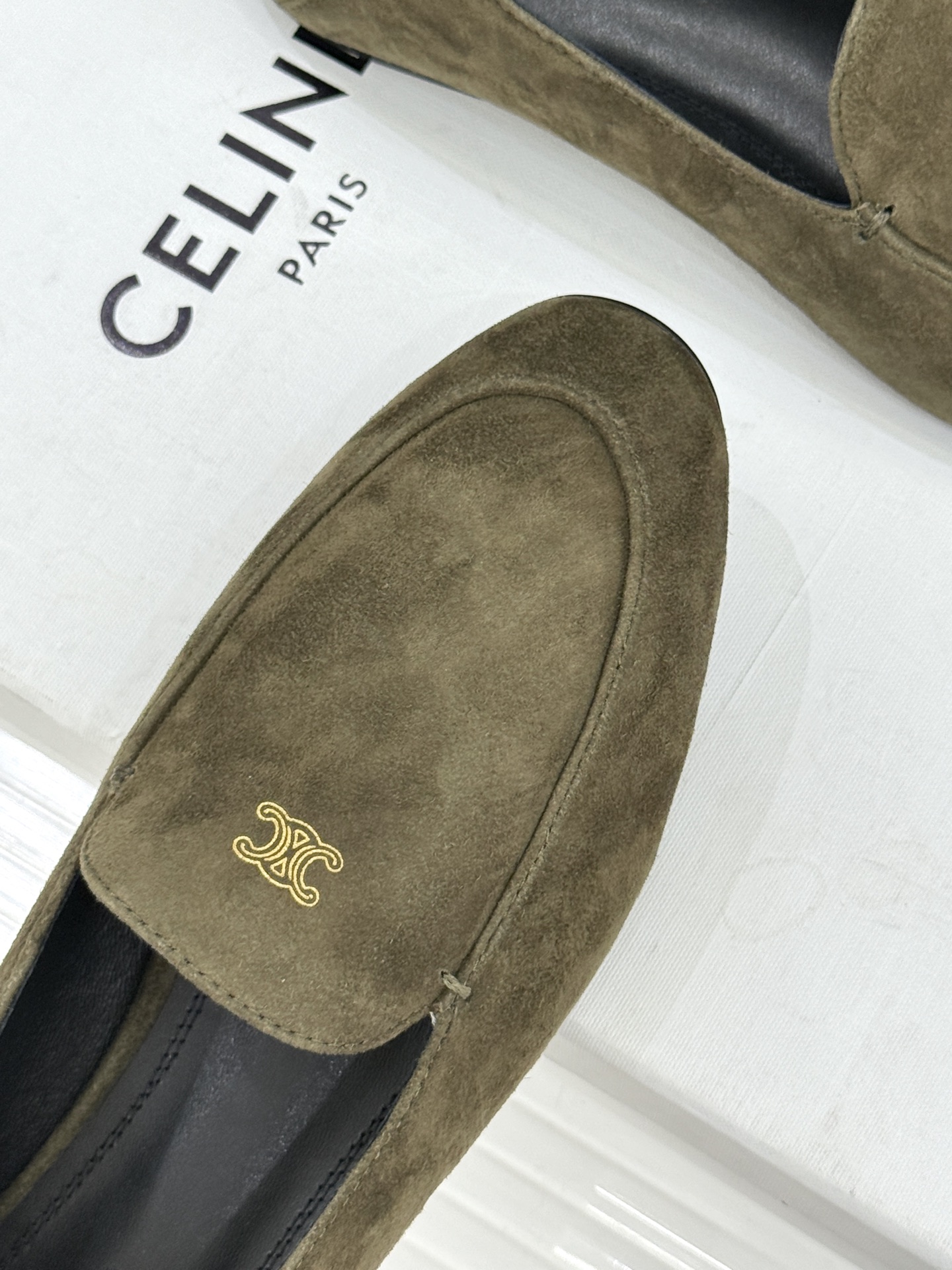 Celine/赛琳26WF新品凯旋门踩跟乐福鞋当巴黎左岸的慵懒腔调碰撞随性风潮这双乐福鞋以经典鞋型为骨 