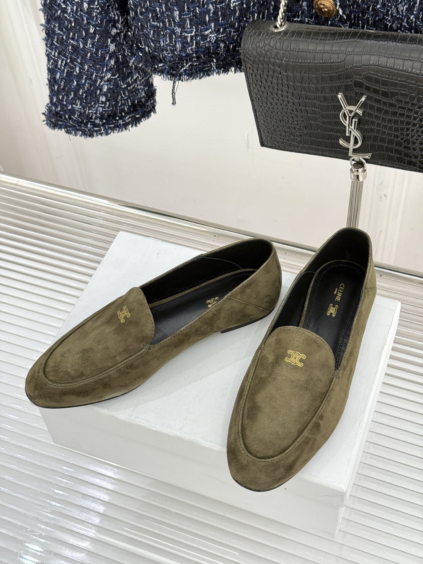 Celine/赛琳26WF新品凯旋门踩跟乐福鞋当巴黎左岸的慵懒腔调碰撞随性风潮这双乐福鞋以经典鞋型为骨 