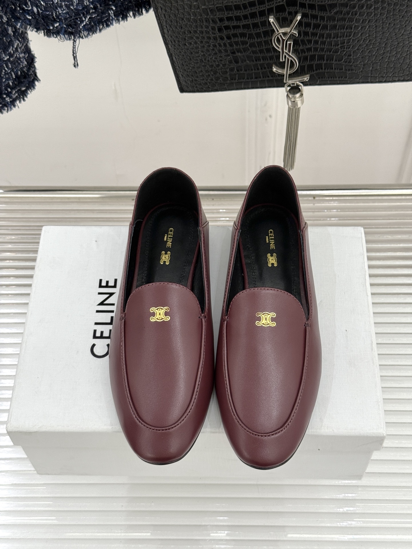 Celine/赛琳26WF新品凯旋门踩跟乐福鞋当巴黎左岸的慵懒腔调碰撞随性风潮这双乐福鞋以经典鞋型为骨 