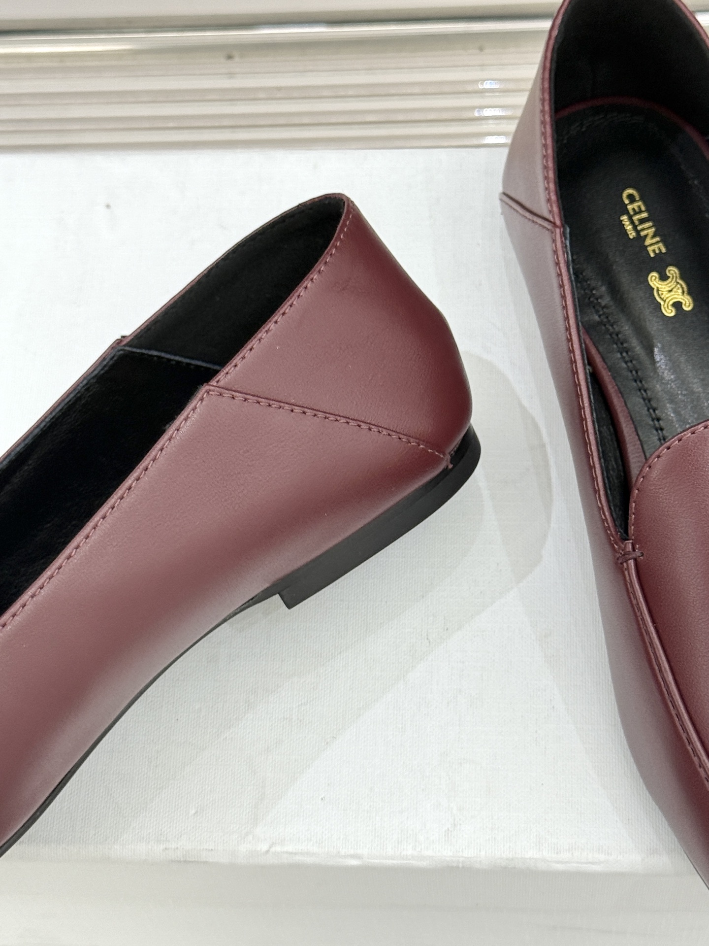 Celine/赛琳26WF新品凯旋门踩跟乐福鞋当巴黎左岸的慵懒腔调碰撞随性风潮这双乐福鞋以经典鞋型为骨 