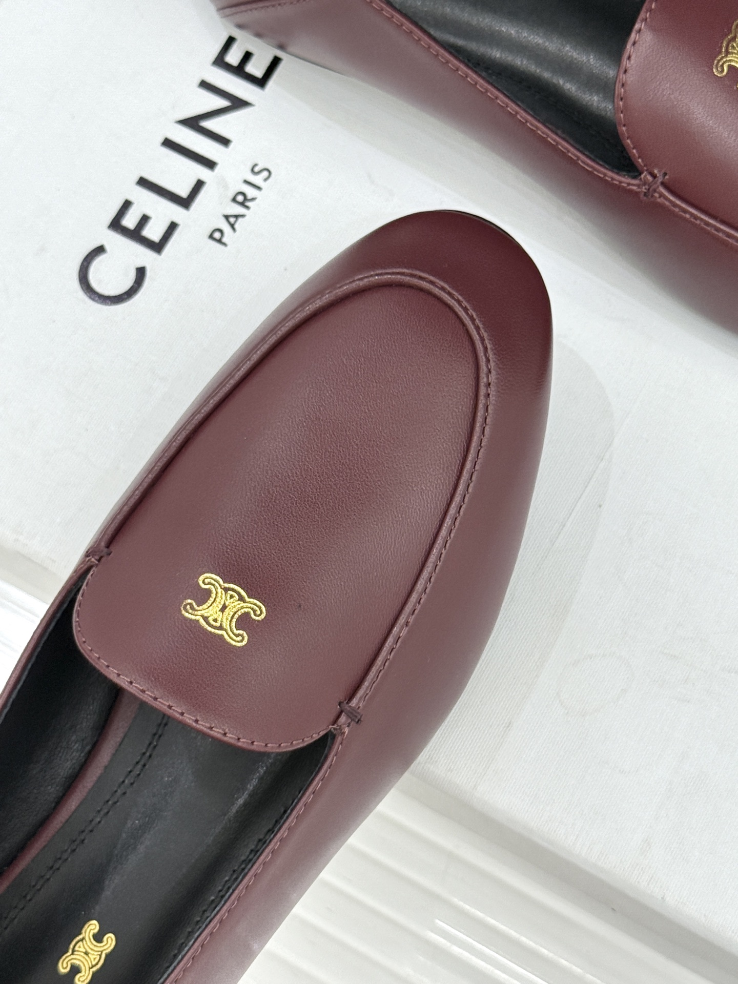 Celine/赛琳26WF新品凯旋门踩跟乐福鞋当巴黎左岸的慵懒腔调碰撞随性风潮这双乐福鞋以经典鞋型为骨 