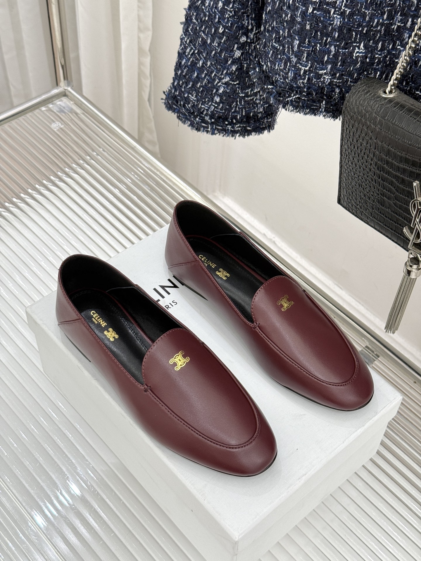 Celine/赛琳26WF新品凯旋门踩跟乐福鞋当巴黎左岸的慵懒腔调碰撞随性风潮这双乐福鞋以经典鞋型为骨 