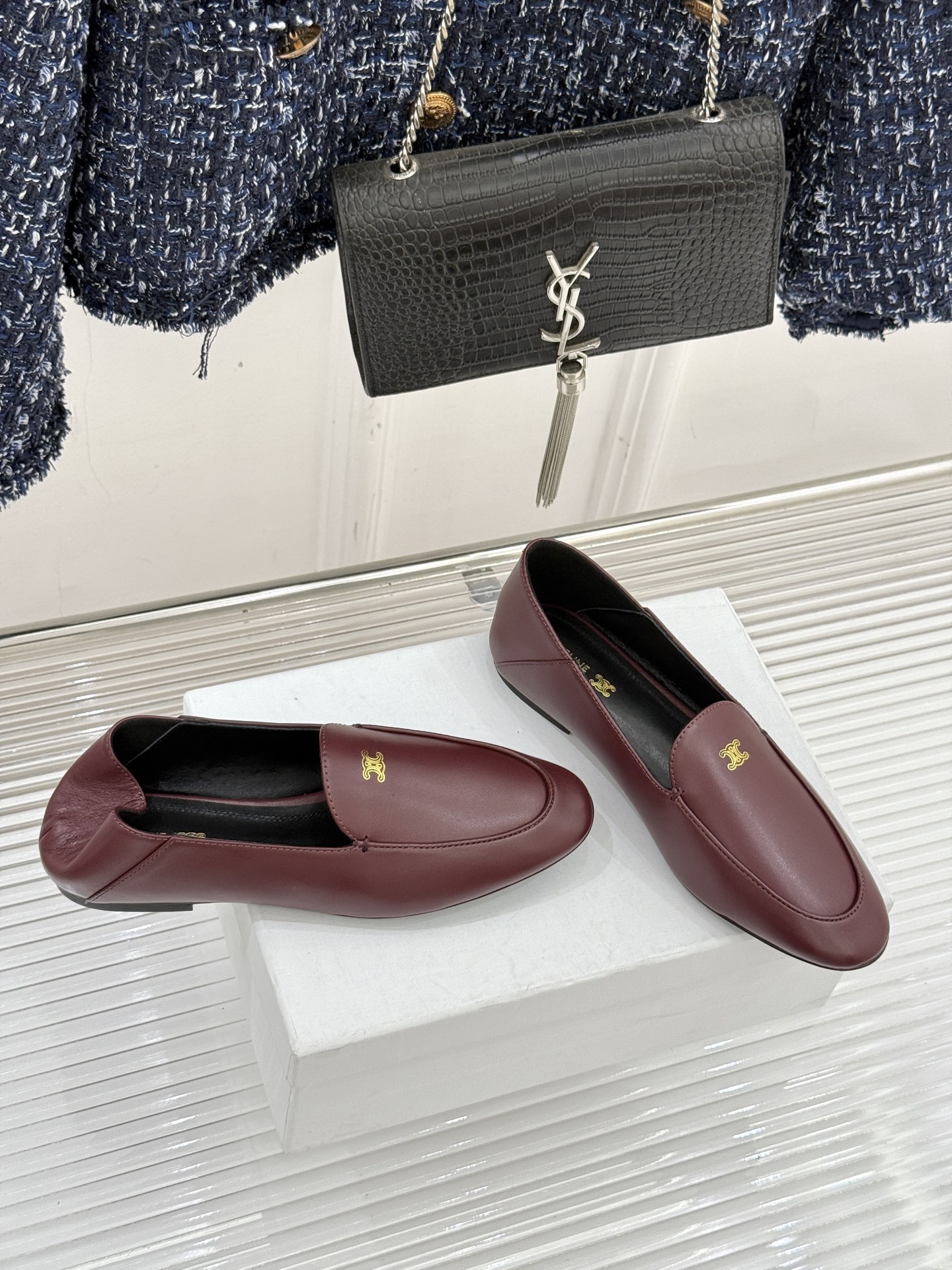 Celine/赛琳26WF新品凯旋门踩跟乐福鞋当巴黎左岸的慵懒腔调碰撞随性风潮这双乐福鞋以经典鞋型为骨 