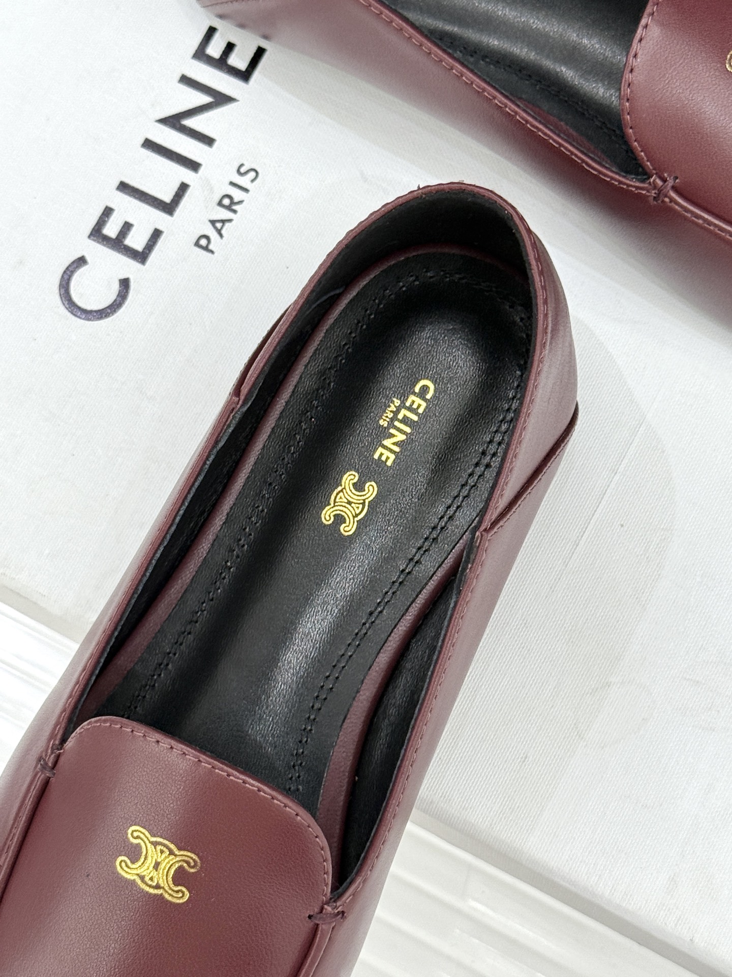 Celine/赛琳26WF新品凯旋门踩跟乐福鞋当巴黎左岸的慵懒腔调碰撞随性风潮这双乐福鞋以经典鞋型为骨 