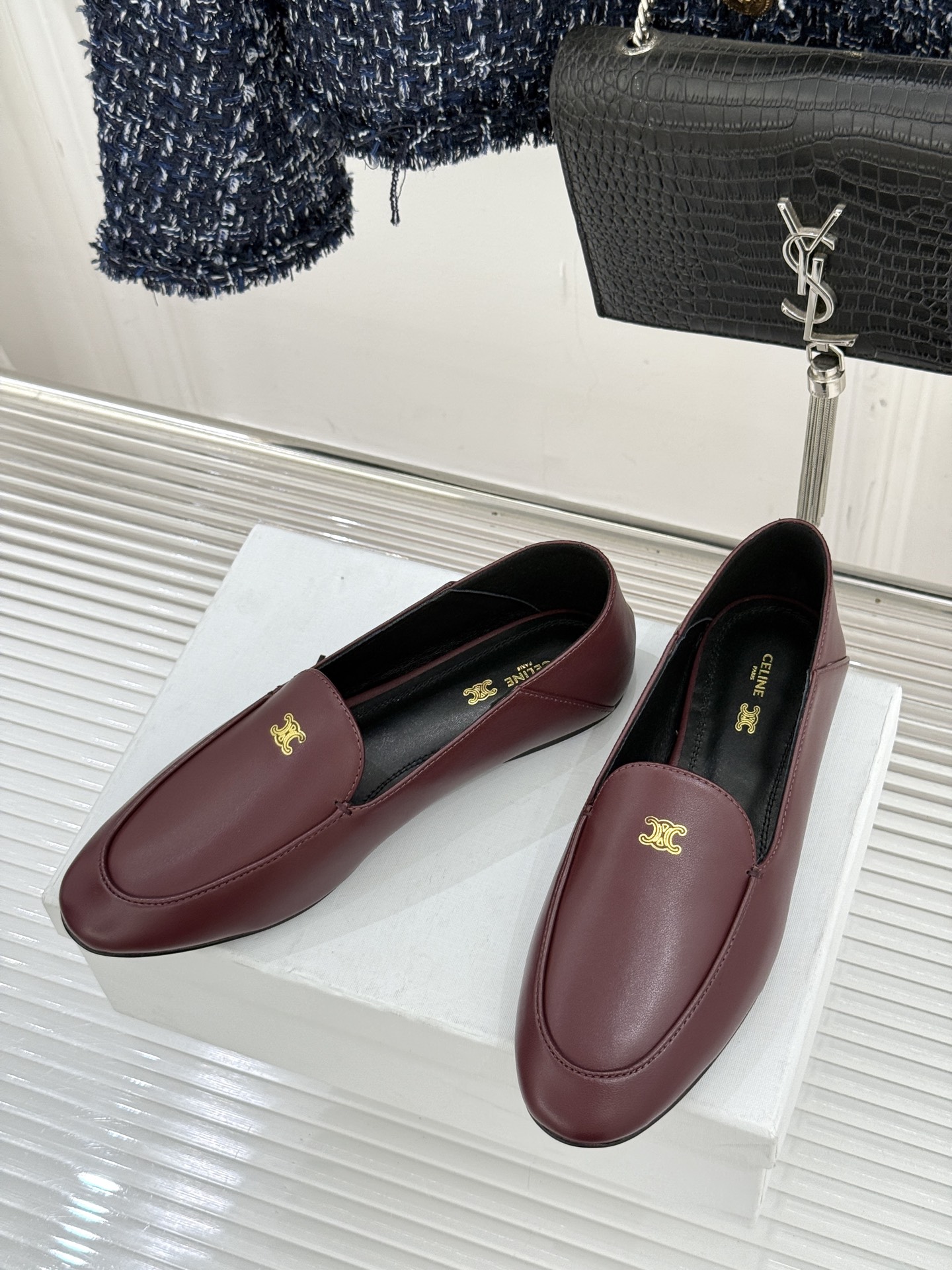 Celine/赛琳26WF新品凯旋门踩跟乐福鞋当巴黎左岸的慵懒腔调碰撞随性风潮这双乐福鞋以经典鞋型为骨 