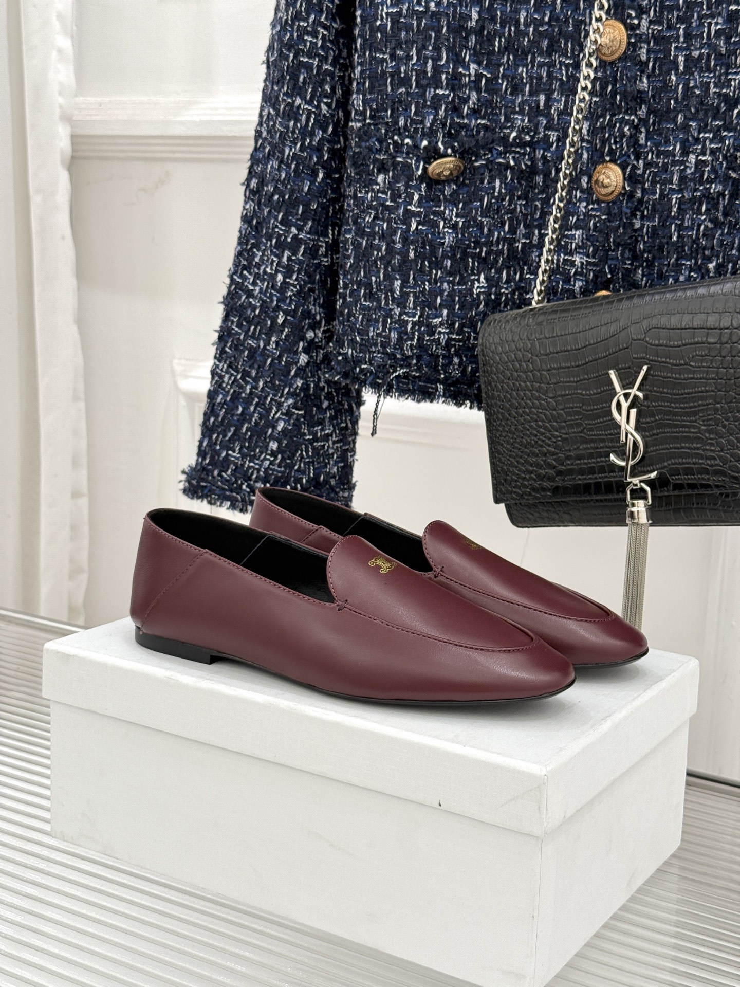 Celine/赛琳26WF新品凯旋门踩跟乐福鞋当巴黎左岸的慵懒腔调碰撞随性风潮这双乐福鞋以经典鞋型为骨 