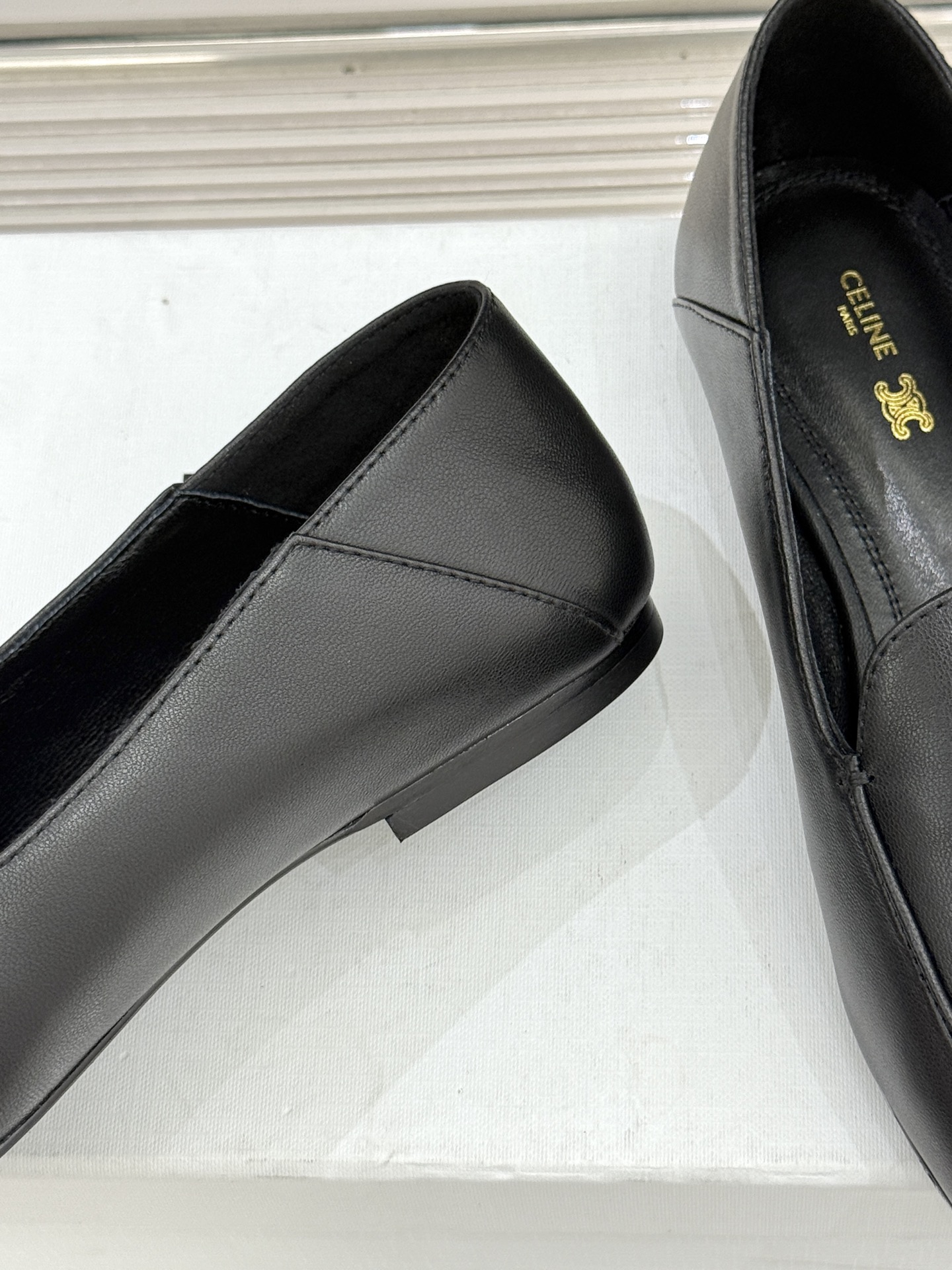 Celine/赛琳26WF新品凯旋门踩跟乐福鞋当巴黎左岸的慵懒腔调碰撞随性风潮这双乐福鞋以经典鞋型为骨 