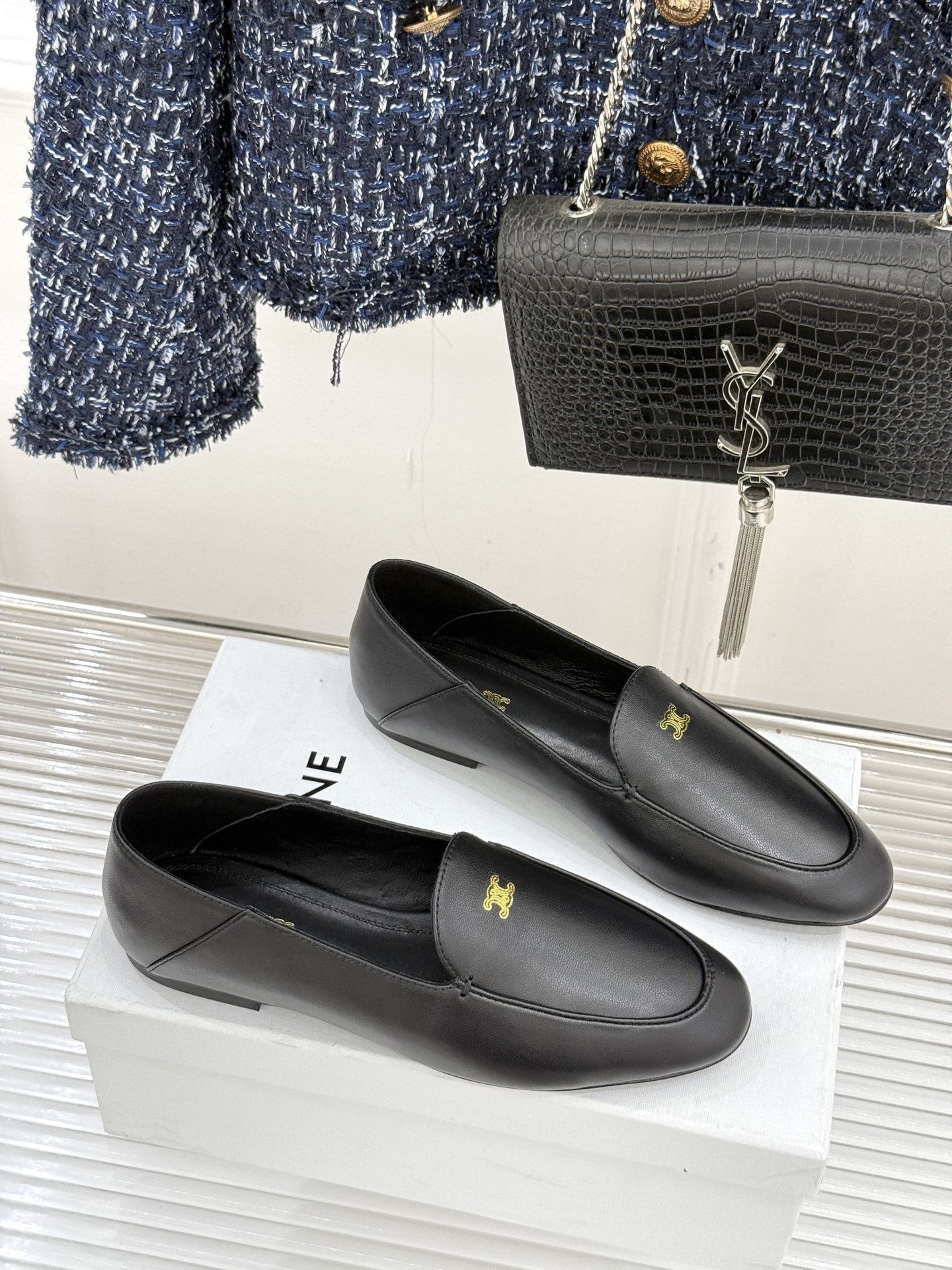 Celine/赛琳26WF新品凯旋门踩跟乐福鞋当巴黎左岸的慵懒腔调碰撞随性风潮这双乐福鞋以经典鞋型为骨 