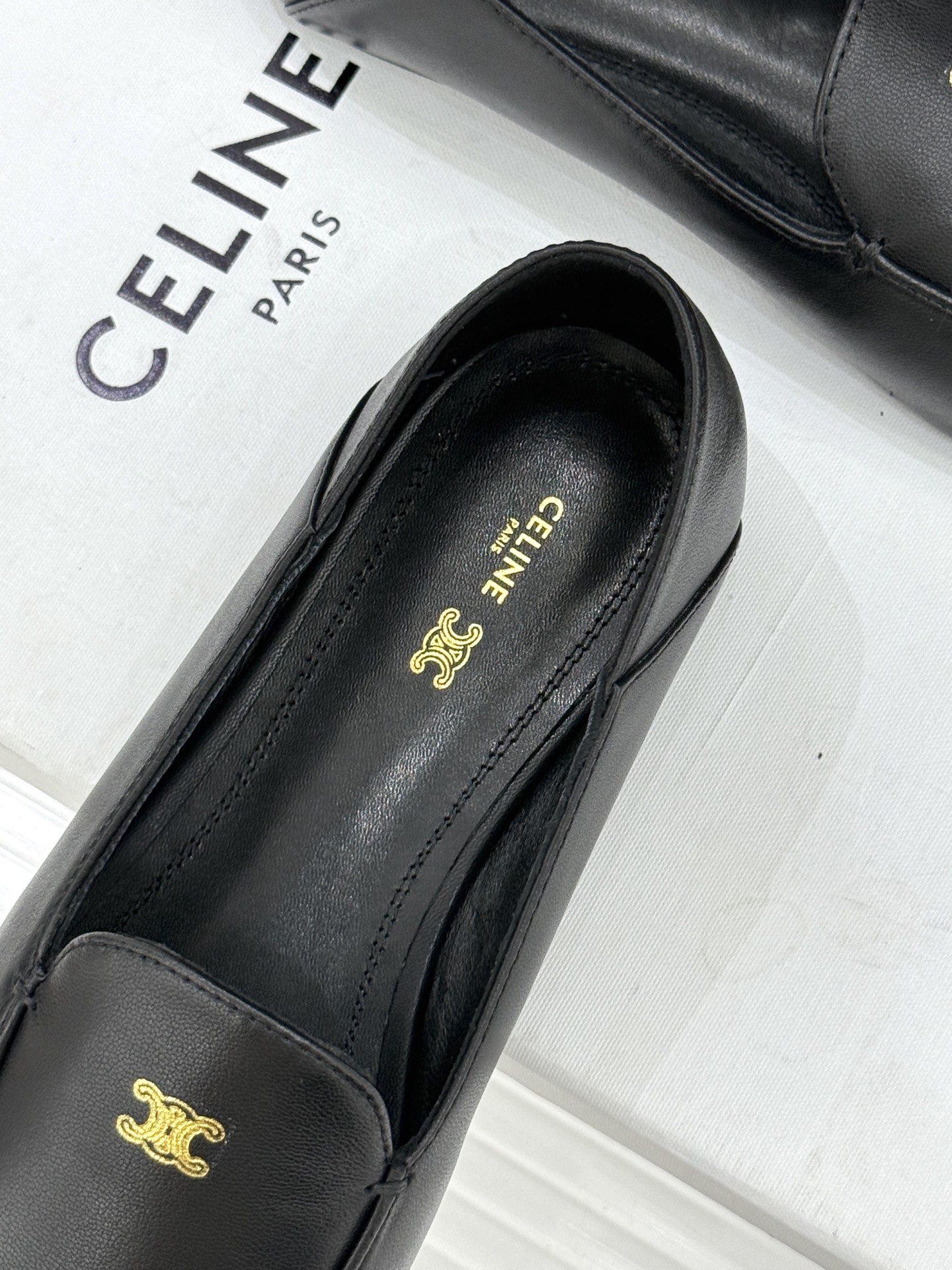 Celine/赛琳26WF新品凯旋门踩跟乐福鞋当巴黎左岸的慵懒腔调碰撞随性风潮这双乐福鞋以经典鞋型为骨 